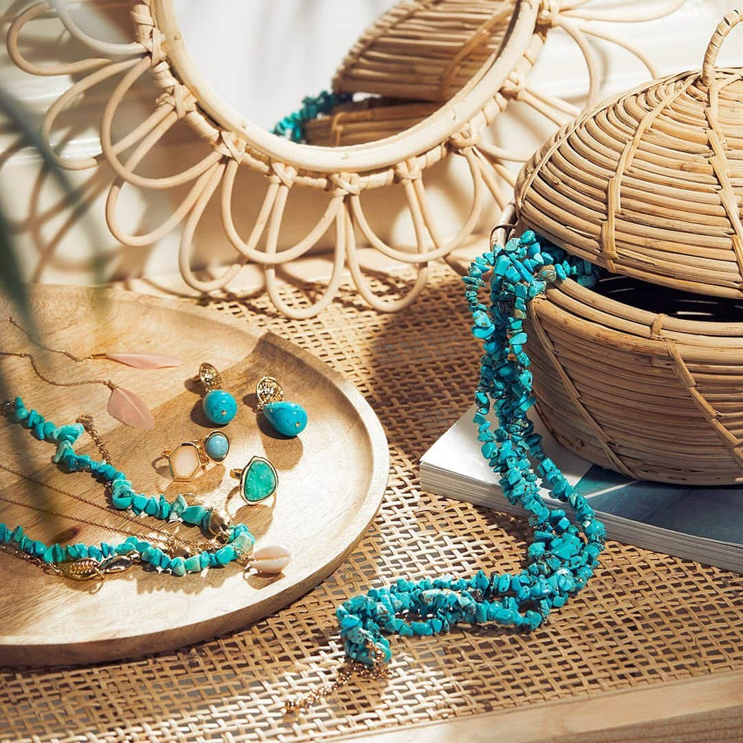 H&Mさんのインスタグラム写真 - (H&MInstagram)「Did you know that the colour turquoise stands for tranquillity, wisdom and creativity? #HM  Multi-strand necklace: 0775790001 3-pack rings: 0721178002 Earrings: 0772281001 Basket: 0723895001 Mirror: 0730100001 Wooden serving dish: 0692259001 Necklace: 0796966001」6月5日 20時21分 - hm