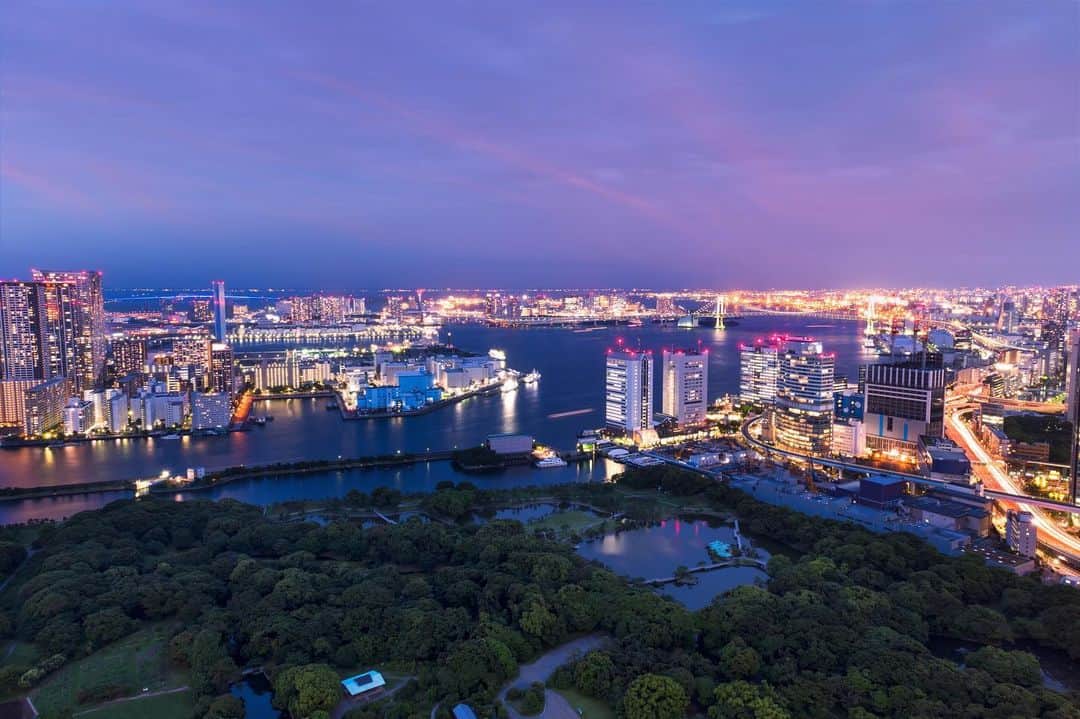 のインスタグラム：「夕暮れどきのベイビュー。 Magic hour view of the bay. #コンラッド東京 #ホテル #汐留 #東京 #日本 #新橋 #ベイ #夜景#ConradTokyo #StayInspired #Conrad#hotel #Tokyo #Japan #Shiodome #Shinbashi  #bay #view @adambruzzonephotography」