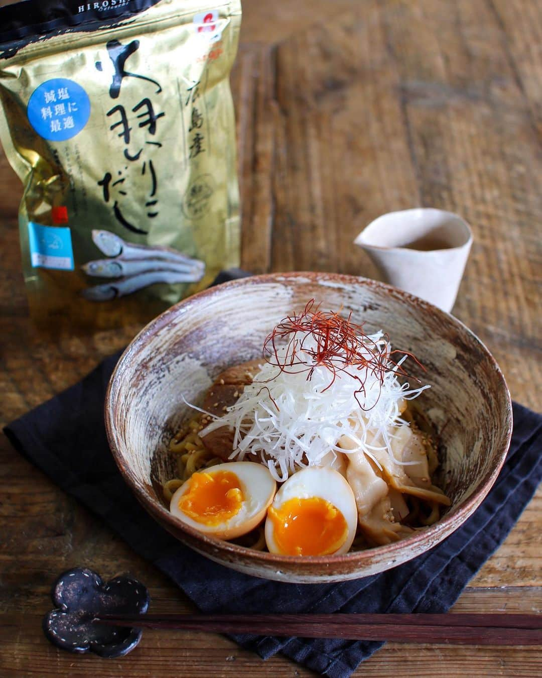 かおしさんのインスタグラム写真 - (かおしInstagram)「広島県で1926年に創立の総合調味料メーカー味日本( @ajinihon.kk )さんの#広島産大羽いりこだし を使って、半年間レシピ作りをさせていただいています👩‍🍳 ・ この広島産大羽いりこだしがすごく美味しいので、レシピを考えたり試作したりするのが楽しくて楽しくて😊 今回は、私の大好物の#油そば にしてみました。 油そばにもタイプがいろいろあるようなのですが、私が一時期ハマっていたのが、札幌にある某お店の油そば🍜 あの大好きな油そばを思い出しながら、試行錯誤してレシピを作ってみたので、ぜひ作ってみてください😃 個人的に、この#いりこだしの油そば 、めちゃくちゃオススメです👏😋 ・ 『いりこだしの油そば』 ・ ●材料(2人分)● 中華麺(太麺がオススメ) 2玉 ☆広島産大羽いりこだしの中身 1パック ☆しょうゆ 大さじ2 ☆オイスターソース 大さじ2 ☆ごま油 大さじ1と1/2 ☆ラー油 大さじ2/3 ☆砂糖 小さじ1 ☆酢 大さじ1と1/2  酢(後入れ用) 適量 メンマ 適量 白髪ねぎ(青ネギの小口切りでもOK) 適量 味玉 2個 チャーシュー 4枚 いりごま 適量 糸唐辛子 適宜 ・ ●作り方● ①☆の材料を全て混ぜ、適量に分けて丼に入れておく(タレは少し多めの分量にしているので、少し残るくらいにして、物足りなければ後から足す)。 ②たっぷりのお湯を沸かし、中華麺を茹でる。規定の時間の15秒前くらいで火を止め、湯切りする。この時絶対に水でしめない。 ③麺を2等分して①の丼に入れ、タレと和える。いりごまを散らし、白髪ねぎ、メンマ、チャーシュー、味玉、あれば糸唐辛子をトッピングしたらできあがり。食べる時に酢を足すと美味しい。 ・ ※picの「広島産大羽いりこだし」以外のだしパックで作られる時は、味を見ながら調味料を調整してくださいね👩‍🍳 ・ 個人的に、食べる時に足すお酢は、かなり多めに入れます(丼2〜3周くらい回しかけてます😎)。 そして全体を混ぜて食べるのが最高に美味しい😋 辛いのが好きな方はラー油を増やしてくださいね💁‍♀️ 今回は味玉をトッピングしましたが、卵黄や温泉たまごでも美味しいです👏 麺が茹であがったら、水でしめないこともポイントです。 水でしめるとタレが絡まなくなってしまうので要注意⚠️ 細麺でもできますが、タレが濃いめなので、できれば太麺で作った方が美味しいと思います😉 ぜひ作ってみてください😃 ・ #味日本 #大羽いりこだし #大羽いりこ #レシピ #簡単レシピ #余宮隆 #私のおいしい写真 #暮らし #おうちごはん #日々の暮らし #いただきます #うつわ #器 #wp_deli_japan #おうちごはんlover #IGersJP #macaronimate #フーディーテーブル #igersjp #混ぜ麺 #ラーメン #ラーメンインスタグラマー #ラーメン好きな人と繋がりたい #油そば大好き #ramen」6月5日 20時25分 - cao_life