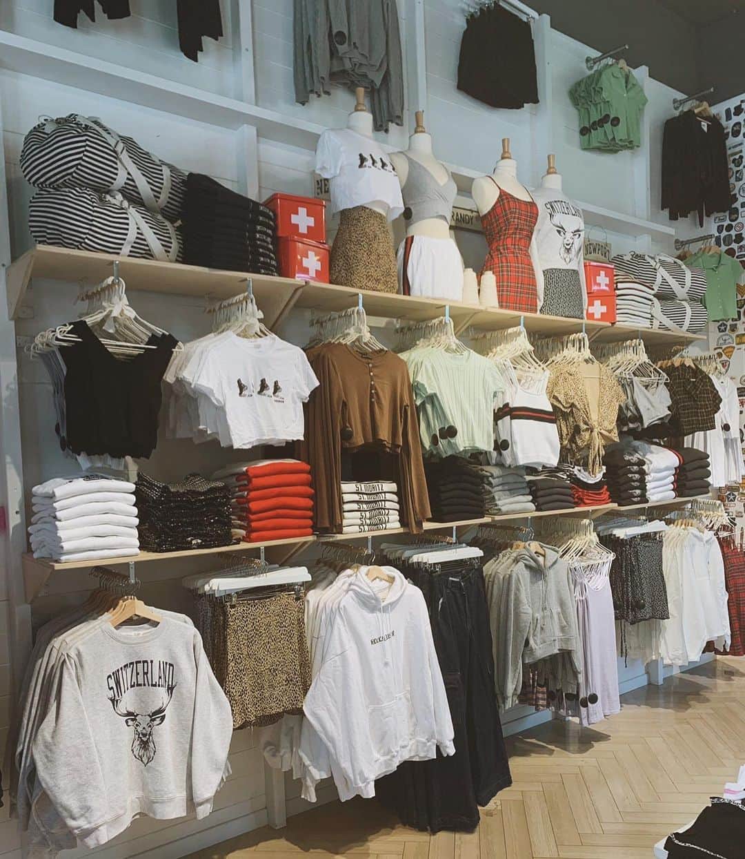 Brandy Melville Europeさんのインスタグラム写真 - (Brandy Melville EuropeInstagram)「Utrecht babes, from mid July we are looking for girls who can work 80-100 %. Send your CV, motivational letter and profile picture to jobs(at)brandymelville.eu #BrandyMelvilleEU #BrandyMelville」6月5日 20時25分 - brandymelvilleeu