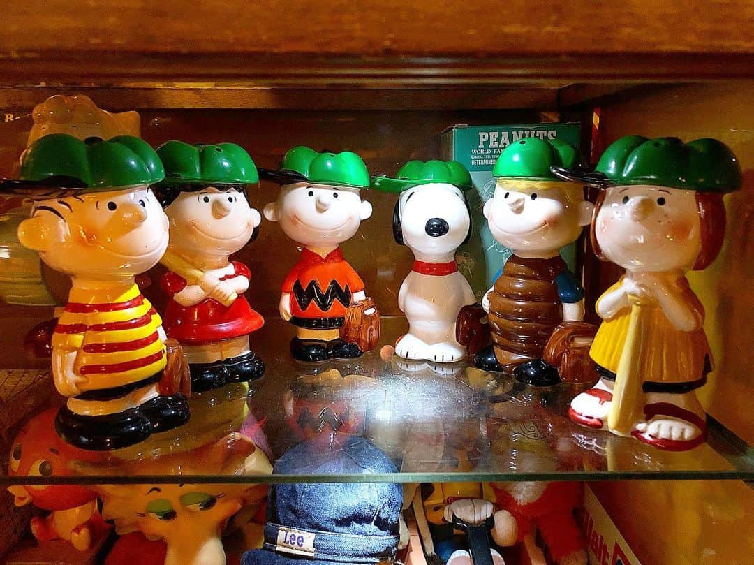 大川知英のインスタグラム：「89's peanuts Determined Productios Baseball  Complete👨🏽‍✈️🇯🇵うぴー🤡 ライナスが来たので野球の練習できる👨🏽‍✈️ #peanuts#determined#productions #89s#baseball#comple#ライナスきた #夜野球#後光が差してる#amecajiboys  #takatsubase」