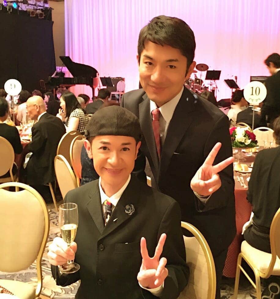 山咲トオルさんのインスタグラム写真 - (山咲トオルInstagram)「アメリカはロスで生活をして、ウン十年のマブダチです。そのマブが交通事故にあいました。歩行中、車にひかれてしまったのです。数メートル飛ばされ着地が、きき腕の右手から。右腕は複雑な骨折となり、鉄板やボルトの様なものを埋めて形成する手術を。ロスゆえ、すぐにお見舞いに駆けつけられる場所では無いから、私は内心ワナワナよ。昨日、ようやく電話で話をして少しだけ安心をしました。昨今、日本でも心と胸をえぐられる様な痛ましく哀しい交通事故が多く。私も自分の身になった心持ちです。マブが命には別状がなく、ただそれだけで、よく分からないのですが、全てのものに感謝をしたり。今後もまた画像の様に、マブと遊んだり楽しい時間が、帰国した際に、または私がロスに行った際に出来ます様に。と、深く思うのです(この記事のアップはマブダチに確認済みよ)ご覧の皆さんも、歩行中、もしくは運転中。気を付けて下さいね。自分が気をつけていても、相手から突っ込んでくる事だってあります事を念頭に。お願いよ。  #山咲トオル　 #toruyamazaki  #ホラー漫画家  #horrorcartoonist  #マブダチ  #マブ」6月5日 20時54分 - yamazakitoru_official