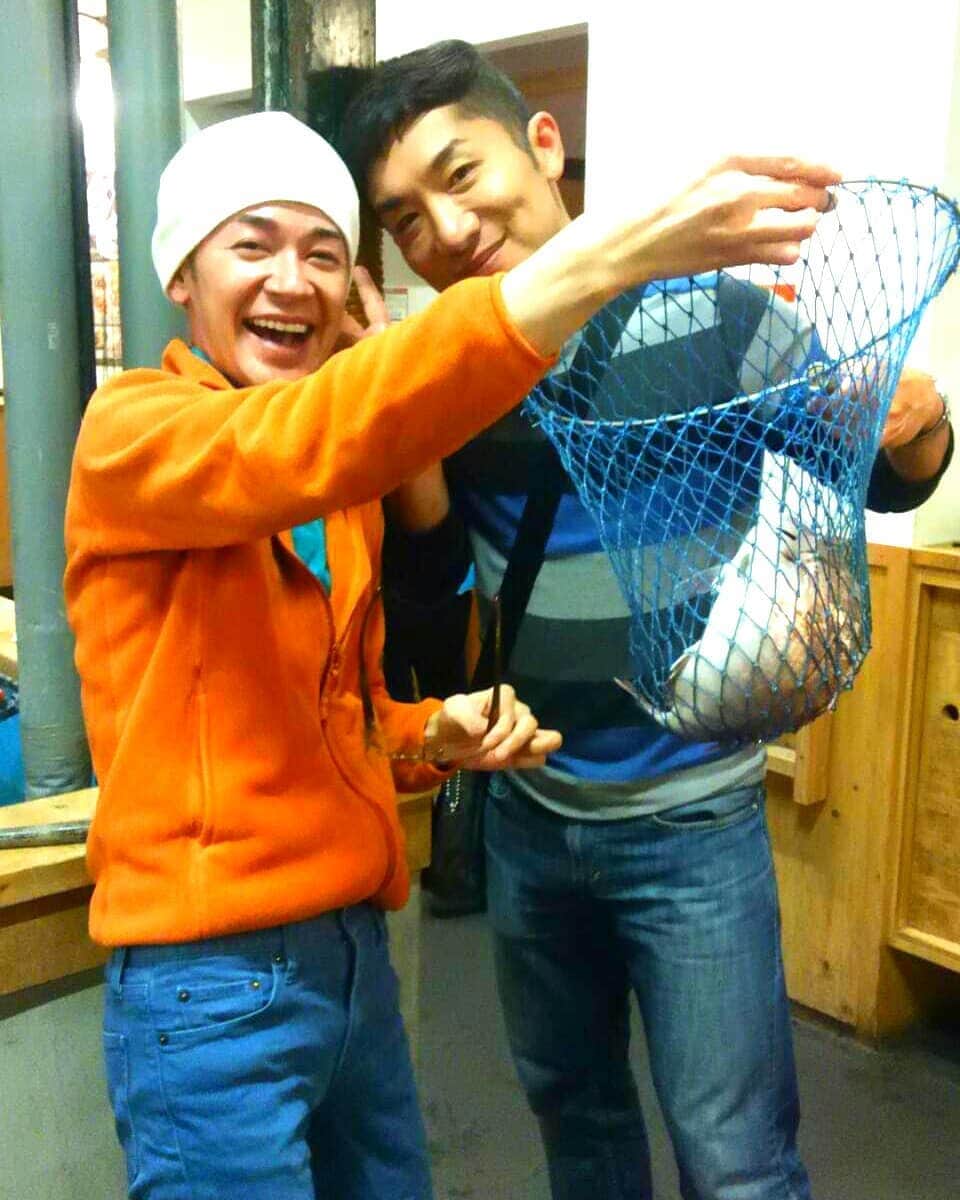 山咲トオルさんのインスタグラム写真 - (山咲トオルInstagram)「アメリカはロスで生活をして、ウン十年のマブダチです。そのマブが交通事故にあいました。歩行中、車にひかれてしまったのです。数メートル飛ばされ着地が、きき腕の右手から。右腕は複雑な骨折となり、鉄板やボルトの様なものを埋めて形成する手術を。ロスゆえ、すぐにお見舞いに駆けつけられる場所では無いから、私は内心ワナワナよ。昨日、ようやく電話で話をして少しだけ安心をしました。昨今、日本でも心と胸をえぐられる様な痛ましく哀しい交通事故が多く。私も自分の身になった心持ちです。マブが命には別状がなく、ただそれだけで、よく分からないのですが、全てのものに感謝をしたり。今後もまた画像の様に、マブと遊んだり楽しい時間が、帰国した際に、または私がロスに行った際に出来ます様に。と、深く思うのです(この記事のアップはマブダチに確認済みよ)ご覧の皆さんも、歩行中、もしくは運転中。気を付けて下さいね。自分が気をつけていても、相手から突っ込んでくる事だってあります事を念頭に。お願いよ。  #山咲トオル　 #toruyamazaki  #ホラー漫画家  #horrorcartoonist  #マブダチ  #マブ」6月5日 20時54分 - yamazakitoru_official