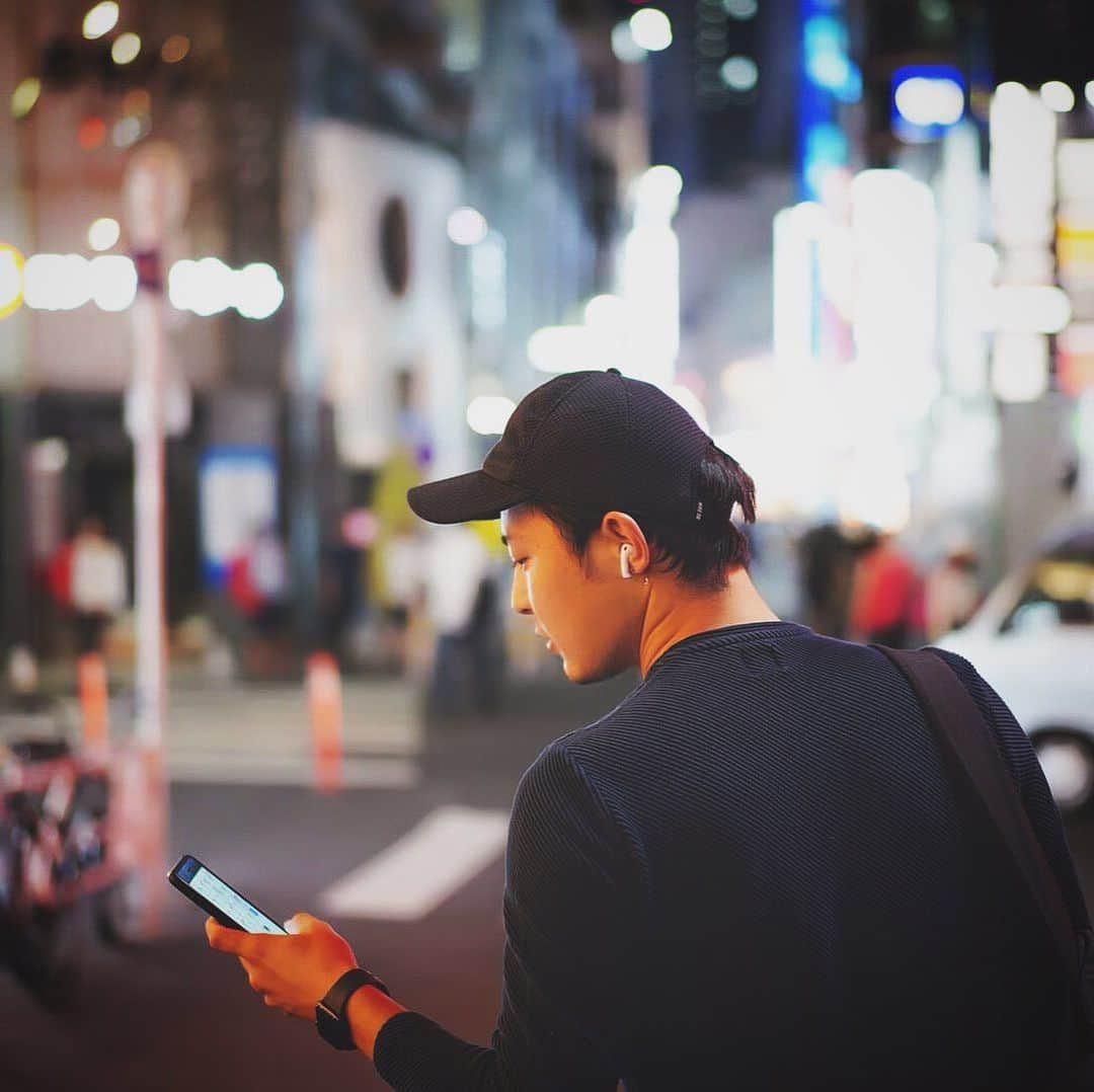 木村一平さんのインスタグラム写真 - (木村一平Instagram)「5月もご来店頂いた方々ありがとうございました。 オープンして早4ヶ月。。 先月はサロンとして3度目の最高来客者数、最高売上を記録しました。 初来店の方々は 『いつもインスタ見てますー！！』『全部お任せでお願いします！！』とか言ってくれて、、皆様のおかげで、毎日やりがいを感じながら仕事させてもらっています。 本当にありがとうございます！ こんな投稿は別にする必要もないんですが、、 本当に嬉しいですし、感謝の意味も込めて書いてます。 でも、まだまだ課題は感じてますし、改善するべきところもたくさんあって、、 顧客の方々の予約が取りづらくなってたり、新規の方々もWEB予約がとれなかったり。 挙式間際の花嫁さんからのお問い合わせも頂いていて、可能な限りご予約調整しているのですが、全ての方々に応えられてない現状もあります。 Ways TOKYOでは、来店して頂くお客様に感じて頂くサロンの空気感やスタッフとの距離感をある程度一定に保てるように毎月の予約数を制限させて頂いてます。 顧客の方々や新規の方々にもご理解頂けることを願いながら、 これから更に成長しますので今後ともよろしくお願い致します！  そして、今月もインスタアップしていきますので参考にして下さい！  質問返しも今月から頑張ります💪🏼 @waystokyo  #waystokyo#表参道美容室#美容師#木村一平#6月もよろしくお願いします#キムラ髪」6月5日 20時50分 - kimuraippei