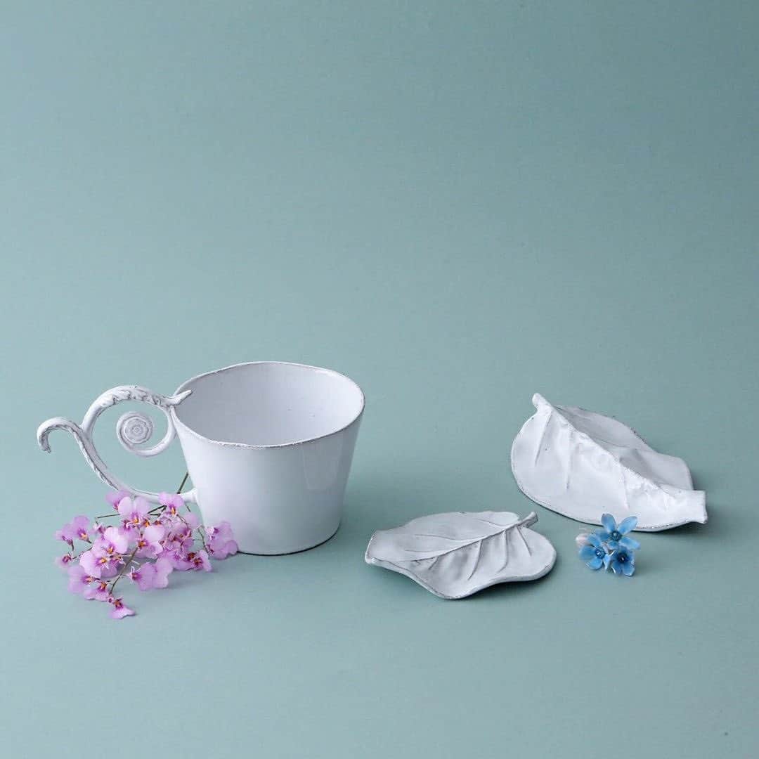 のインスタグラム：「【H.P.DECO】 ASTIER de VILLATTEのある暮らし  アスティエ・ド・ヴィラットが届ける美しいコレクションの数々。パリ唯一の陶器工房で、18世紀パリの手工芸を継承すると同時に、エスタンパージュと呼ばれる技法を現代のテイストで蘇らせ、伝統とモダニズムを融合させます。 古い器や忘れ去られたオブジェからインスパイアされ、職人が残す「跡」を大切にした器は、丁寧な手仕事でしか生み出すことができない、凛とした存在感を放ちます。  #EMILIE #astierdevillatte #アスティエドヴィラット #ivy #ceramic #cup #hpdeco #interior #暮らし #homedecor #インテリア #interior #interiorshop #hpfrance #アッシュペーフランス#howpeoplelive」