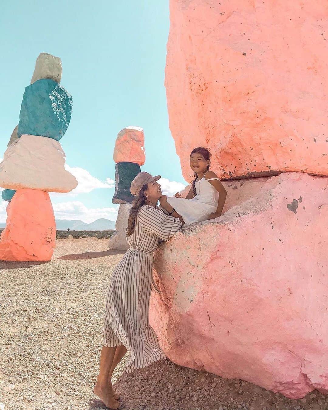 のインスタグラム：「こんばんは😊 お子さまと旅やお出かけを楽しんでいるお写真は 「#タビジョ」とあわせて 「#ママタビジョ」でお待ちしてます！ 本日はこちら💕 ＊＊＊＊＊＊ 📸@risa_o1229さん 🚩アメリカ・ネバダ州 「Seven Magic Mountains」 🎙ご本人コメント ❤️💛💚Seven Magic Mountains🧡💚💙 ロサとセブンマジックマウンテンで撮ったお気に入りの写真☺️💓 * ここは毎回、風がすっごく強い😱 私が行く時だけ？？それともいつも？？ * 前回は風が強いうえに寒くてすぐ撤収😅 今回も風は強かったけど晴れていたので少しゆっくり見ることができたかな💕 * ロサと「なかなかココには来れないから覚えておいてね〜♪」と話しながら撮った写真❤️ 5歳。。。忘れちゃうのかな😅 そして行くところ行くところでそう言ってる私😅 忘れないで〜🙏💓 ＊＊＊＊＊＊ 親子で思い出に残るステキな瞬間ですね💕 いつまでも忘れないでほしいですね✨ ＊＊＊＊＊＊ #タビジョ #ママタビジョ #タビジョと繋がりたい」