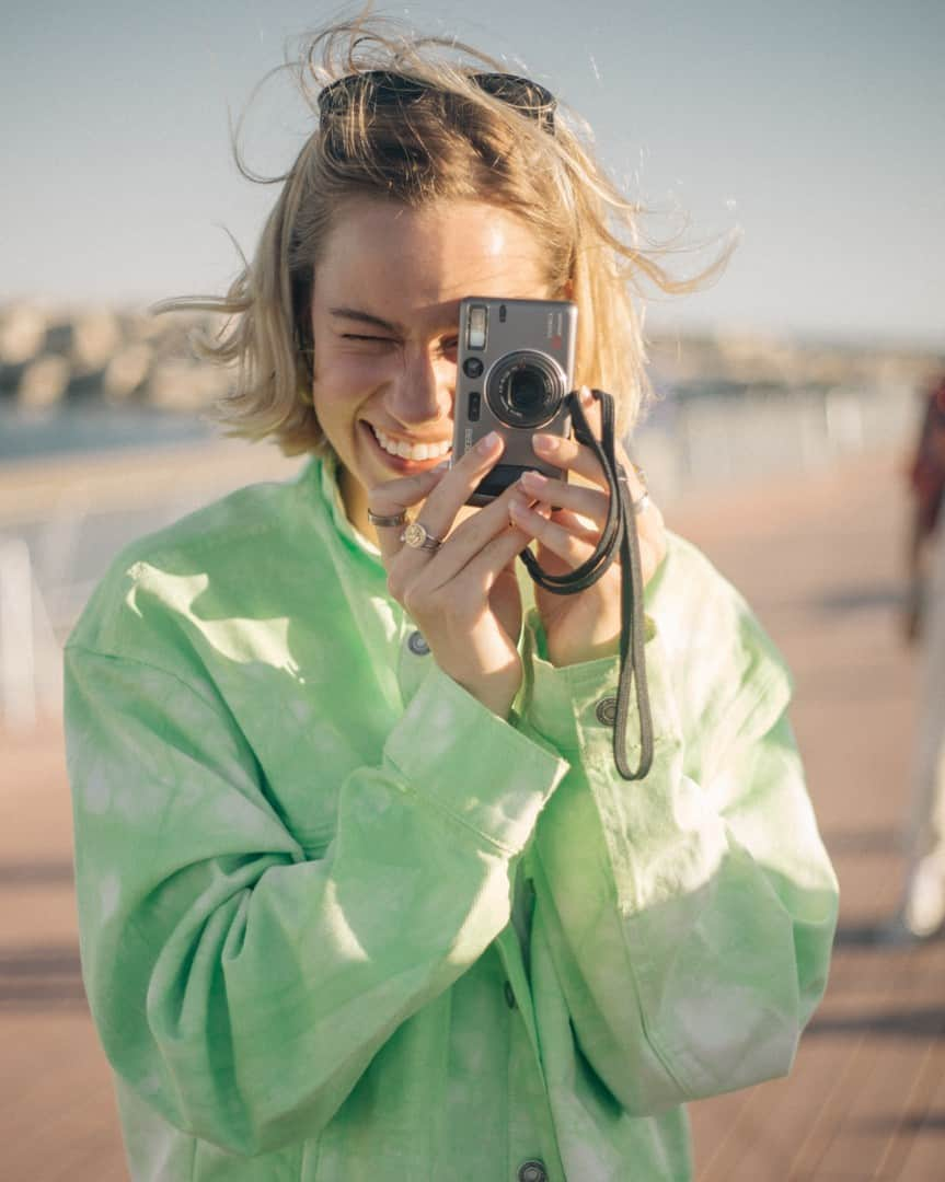 Pull&Bearさんのインスタグラム写真 - (Pull&BearInstagram)「When you run out of battery but you have a backup 😜 #pullandbearcommunity @linmick at #PSxPULLANDBEAR」6月5日 21時03分 - pullandbear