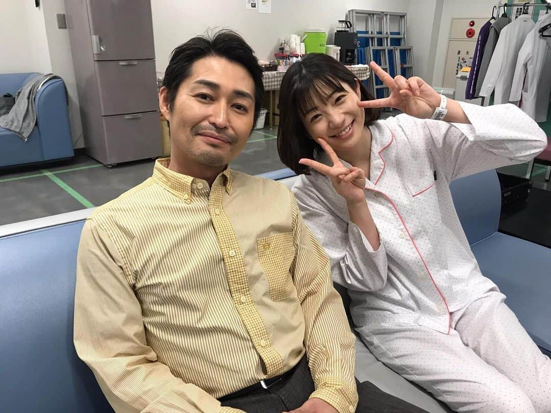 日本テレビ　ドラマ「白衣の戦士！」のインスタグラム：「‪🏥今夜放送‼️第8話🚑‬ 13年前にも柳楽先生(#安田顕)の手術を受け、柳楽を“命の恩人”と慕っている沙織(#足立梨花)。スタジオ前の控え室で撮った、安田さんと足立さんのほっこりオフショット☺️✨ #結婚式目前の沙織 #腸閉塞で入院中 #再び柳楽が命を救う？ #白衣の戦士 #日テレ #今夜10時」