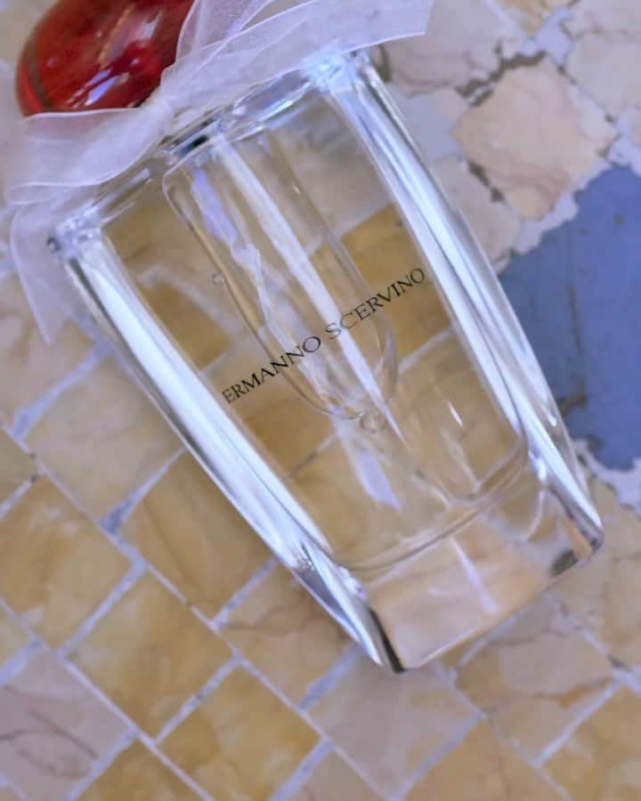 のインスタグラム：「Never fully dressed without perfume! With Leonie Hanne (@leoniehanne) enjoy a walk around the Galleria and discover the freshness of the #ScervinoFragrance. . . #ErmannoScervino #ScervinoPeople #LeonieHanne #perfume #fragrance #eaudeparfum #essence #madeinitaly #madeinflorence #perfumery #parfum #scent #profumo #fragranza #essenza #organza #floral #couture」