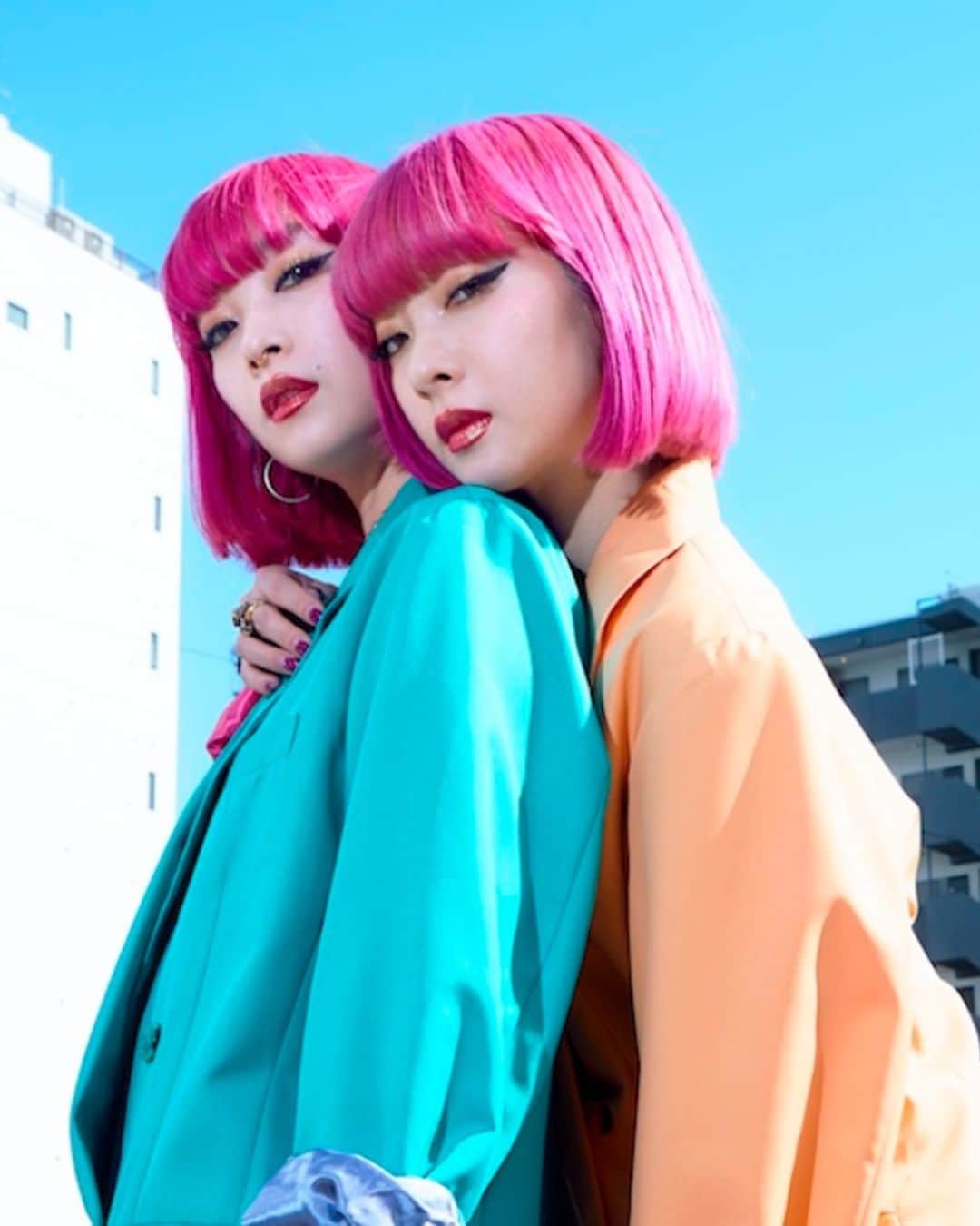 のインスタグラム：「クールトーク。世界が注目！ピンクヘアの双子ユニット・AMIAYA ⠀⠀⠀⠀⠀⠀⠀⠀⠀ 2018年にオーディエンスとして参加したミラノ・パリ両コレクションで注目を集め、世界的に知名度が上昇したAMIAYA。 ⠀⠀⠀⠀⠀⠀⠀⠀⠀ ファッション、音楽とダブルで活躍し、東京カルチャーを世界レベルで体現する存在の二人。TOKYOを代表するツインズは、世界のファッショニスタへ。 ⠀⠀⠀⠀⠀⠀⠀⠀⠀ 詳しくはKODEにて公開中→プロフィールよりチェック！ ⠀⠀⠀⠀⠀⠀⠀⠀⠀ #KODE #コード #クールトーク #style #amiaya #ファッション #スタイル  #DJ #音楽 #モデル #fashion」
