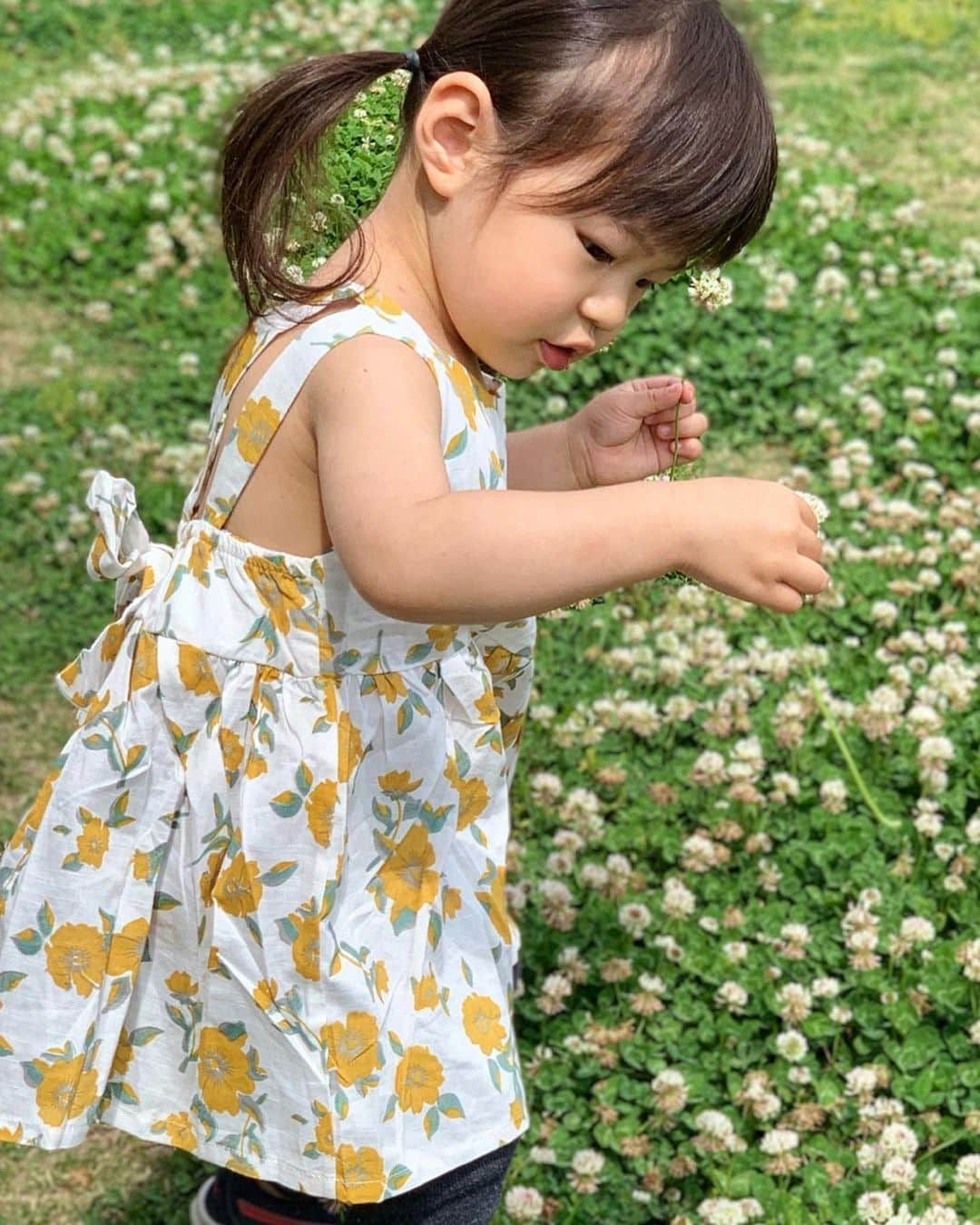 こままりえさんのインスタグラム写真 - (こままりえInstagram)「✴︎ with White Clover🍀 . お花大好きな娘ちゃんとお庭遊び👧 シロツメグサを摘んで遊びました . お洋服は @lepshim_fashion の レトロフラワーワンピース👗🌼 後ろ姿が可愛いくってお気に入り✨ . #後ろリボン って可愛すぎる🎀 . #レトロフラワーワンピース #lepshim #lepshimbaby #lepshimkids #レプシム #セレクトショップ #キッズベビー服専門店 #キッズ服 #ベビー服 #子ども服 #こども服 #海外製 #韓国服 #韓国ファッション #韓国子供服 #キッズ #キッズファッション #キッズコーデ #女の子コーデ #女の子ママ #おしゃれママと繋がりたい #おしゃれベビー服 #娘ちゃんの成長記録 #2歳 #花のある幸せ時間 #シロツメグサ #お花好き #花柄ワンピ #レトロ # ワンピース」6月5日 21時03分 - komamarie