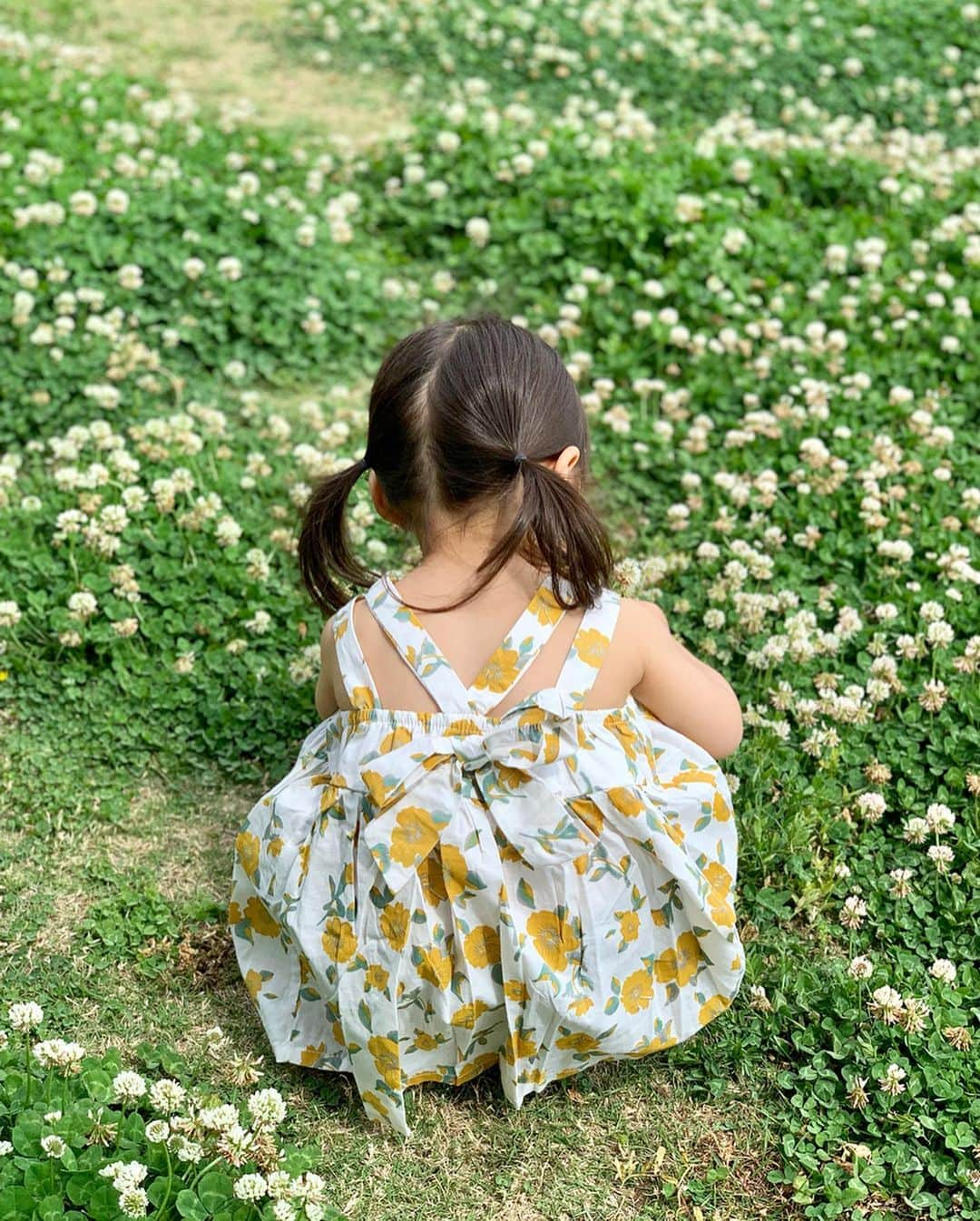 こままりえさんのインスタグラム写真 - (こままりえInstagram)「✴︎ with White Clover🍀 . お花大好きな娘ちゃんとお庭遊び👧 シロツメグサを摘んで遊びました . お洋服は @lepshim_fashion の レトロフラワーワンピース👗🌼 後ろ姿が可愛いくってお気に入り✨ . #後ろリボン って可愛すぎる🎀 . #レトロフラワーワンピース #lepshim #lepshimbaby #lepshimkids #レプシム #セレクトショップ #キッズベビー服専門店 #キッズ服 #ベビー服 #子ども服 #こども服 #海外製 #韓国服 #韓国ファッション #韓国子供服 #キッズ #キッズファッション #キッズコーデ #女の子コーデ #女の子ママ #おしゃれママと繋がりたい #おしゃれベビー服 #娘ちゃんの成長記録 #2歳 #花のある幸せ時間 #シロツメグサ #お花好き #花柄ワンピ #レトロ # ワンピース」6月5日 21時03分 - komamarie