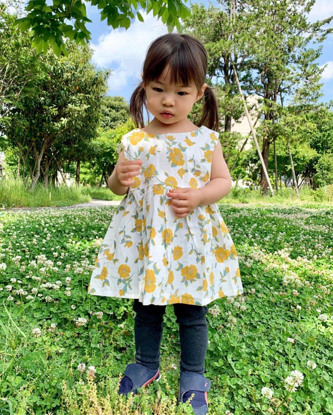 こままりえさんのインスタグラム写真 - (こままりえInstagram)「✴︎ with White Clover🍀 . お花大好きな娘ちゃんとお庭遊び👧 シロツメグサを摘んで遊びました . お洋服は @lepshim_fashion の レトロフラワーワンピース👗🌼 後ろ姿が可愛いくってお気に入り✨ . #後ろリボン って可愛すぎる🎀 . #レトロフラワーワンピース #lepshim #lepshimbaby #lepshimkids #レプシム #セレクトショップ #キッズベビー服専門店 #キッズ服 #ベビー服 #子ども服 #こども服 #海外製 #韓国服 #韓国ファッション #韓国子供服 #キッズ #キッズファッション #キッズコーデ #女の子コーデ #女の子ママ #おしゃれママと繋がりたい #おしゃれベビー服 #娘ちゃんの成長記録 #2歳 #花のある幸せ時間 #シロツメグサ #お花好き #花柄ワンピ #レトロ # ワンピース」6月5日 21時03分 - komamarie