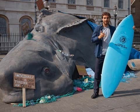 マチュー・フラミニのインスタグラム：「Showing support for @surfersagainstsewage outside the UK parliament today. The goal is to protect our oceans, reduce pollution and combat climate change.  Individually we’re a drop, together we’re an ocean. ✌🏽🌎 . . @OneUnity #sustainableperformance #worldenvironmentday #ocean #plasticfree」