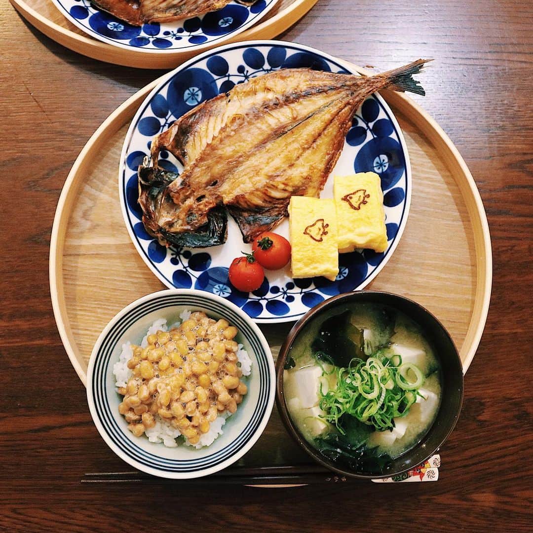 ゆかり/yukariのインスタグラム：「夜ごはん * 納豆ごはん、豆腐とワカメとネギの味噌汁、アジの開き、玉子焼き、ミニトマト * だいたいうちの食卓にあがる魚は、鯖か鯵か鮭しかないのである。 * 私も自分の作った玉子焼きはおいしいと思うのですが、双子がこの玉子焼きが好きすぎて、自分の分が残ることがほぼない。 ものすごく大きな玉子焼きを作れないだろうか、と思う。 ぐりとぐらのカステラみたいに。 * * * #おうちごはん #うちごはん #晩ごはん #夜ごはん #夕食 #料理 #手料理 #食卓 #自炊 #家庭料理 #料理好きな人と繋がりたい #暮らし #テーブルコーディネート #おうちごはんLover #food #japanesefood #foodpic #料理記録 #和食 #今日の晩御飯 #今日の夕食 #手抜きごはん #おうち和ごはん」