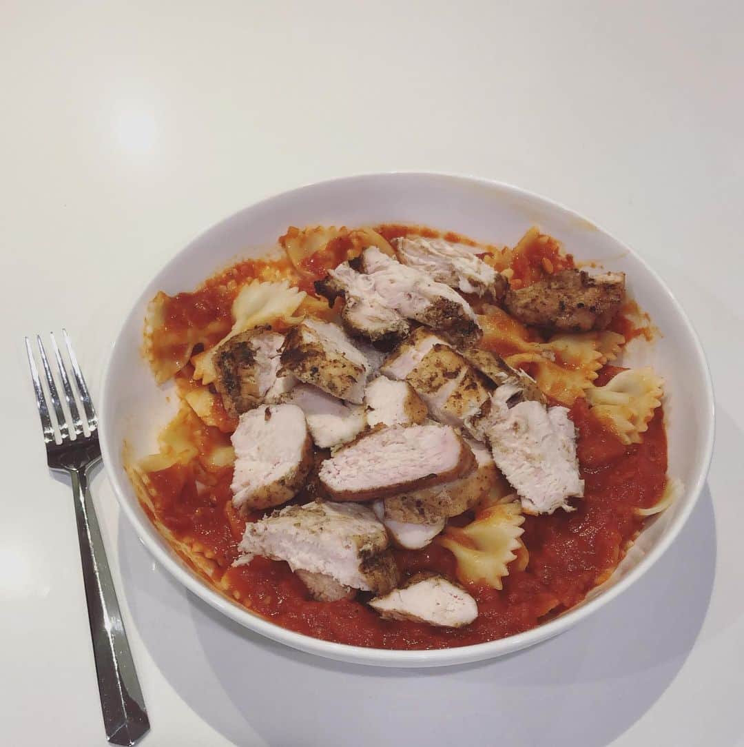 Phil Heathのインスタグラム：「10 ounces Grilled Chicken 10 ounces Pasta 💪🏽 Zero Chance of Survival! Thanks to my wifey @shuriecremona always taking care of me 💯 #7xMrO」