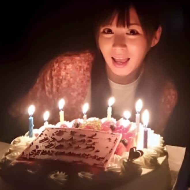 浦えりかのインスタグラム：「誕生日にサプライズでケーキをいただいてすごーく嬉しかったです！ 結婚してからもちろん本当の家族も増えたのだけど（笑）それ以外にも一気に家族が増えたみたいに感じていてとても幸せです。 一人っ子でずっとお兄ちゃんやお姉ちゃんに憧れていたから嬉しい！ （さおりさんは同い年だし私の方が誕生日も先なのだけどすごく尊敬していてお姉ちゃんって感じてしまうw）」