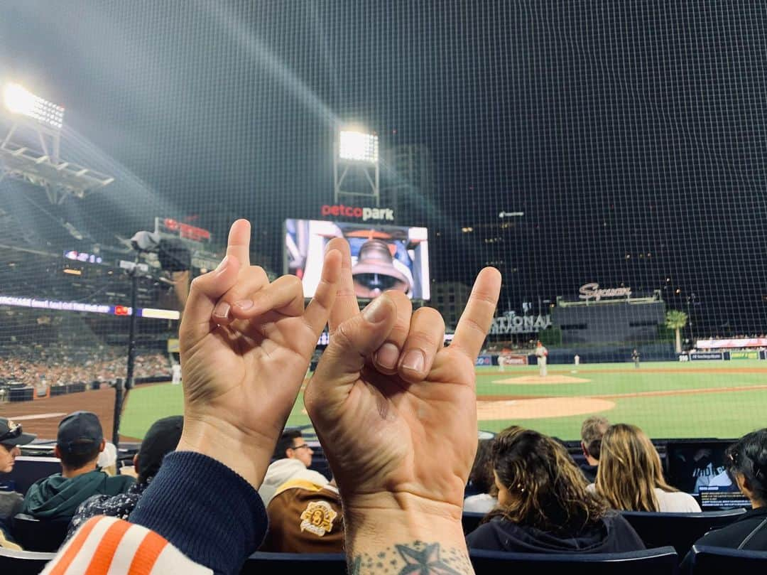 トム・デロングさんのインスタグラム写真 - (トム・デロングInstagram)「Me and my boy @jonasdelonge enjoying God’s favorite team—> @padres」6月5日 12時21分 - tomdelonge