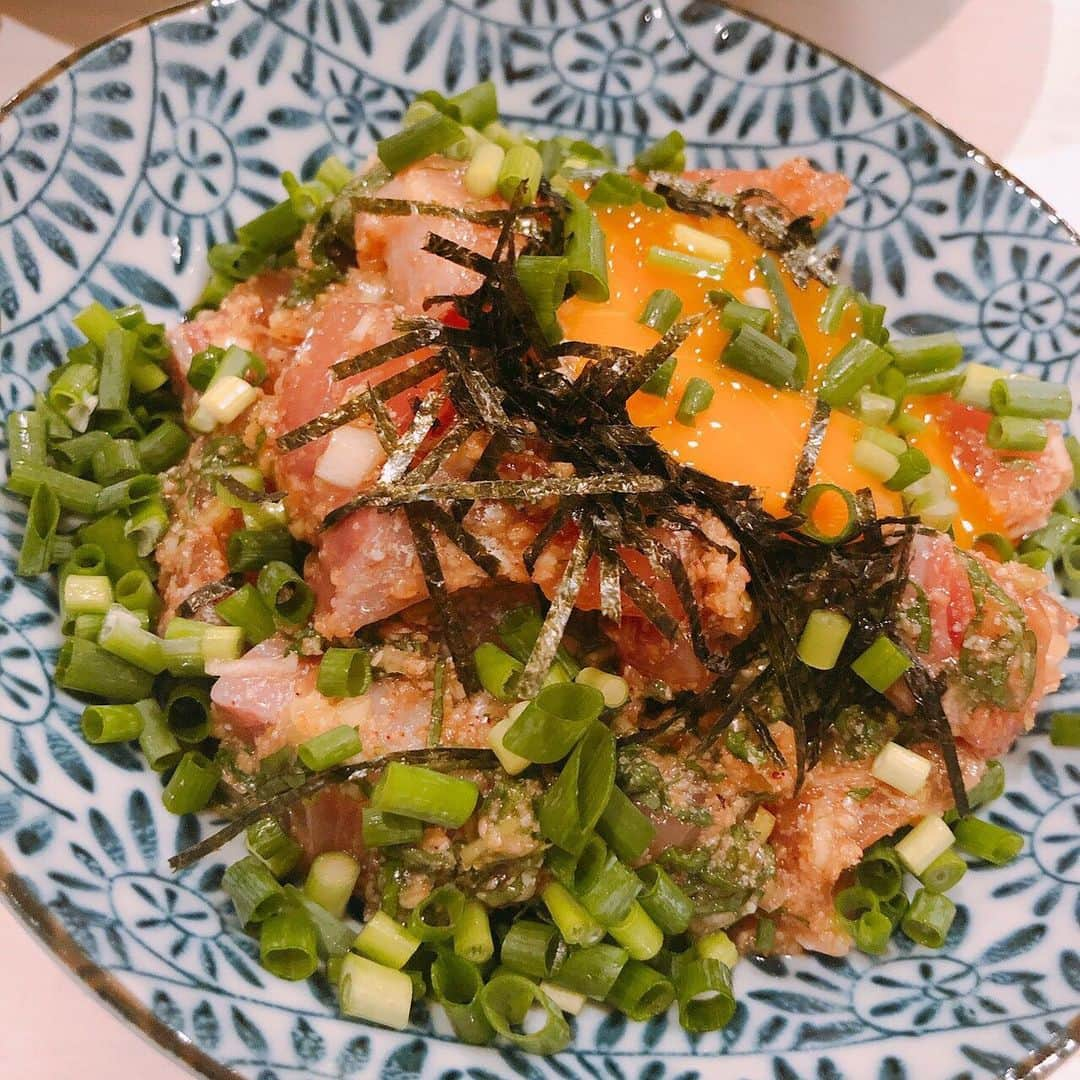 鈴木咲さんのインスタグラム写真 - (鈴木咲Instagram)「🍴カンパチのゴマ和え🍴 . . . . ・カンパチのお刺身を一口大に切って、醤油、味醂、砂糖、塩少々、すりごまで味付けをして数時間寝かす ・刻んだ大葉、ネギ、海苔、ミョウガなどお好きな薬味を和えて卵黄を落としたら出来上がり！ 簡単で美味しいよ！ . . . . #咲ご飯 #おつまみ #手料理 #料理 #雑レシピ #カンパチ #レシピ」6月5日 12時21分 - sakisuzuki1103