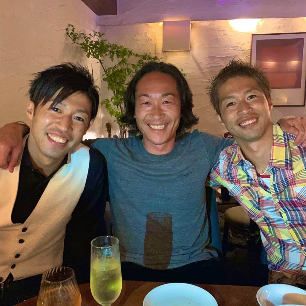 森崎浩司さんのインスタグラム写真 - (森崎浩司Instagram)「同世代、同級生はずっと刺激をし合える仲😊戦友であり、ライバルであり、最高の仲間でもある⬆️⬆️ サッカーを続けて良かったなぁと思う瞬間の一つに、最高の仲間と過ごせる時間を共有できる事😆😁 #38歳 #同級生 #FC東京 #石川直宏 #クラブコミュニケーター」6月5日 12時35分 - koji.morisaki77