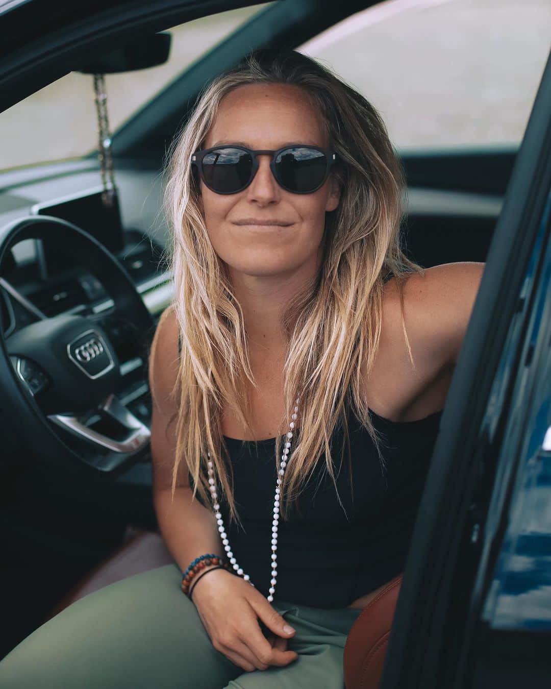 ジェイミー・アンダーソンのインスタグラム：「Gemini vibes even though I’m a Virgo 😘❤️ shout out to my Gemini homies celebrating their birthdays this time a year! Comment below what zodiac sign you are 💙💙💙 @audi」