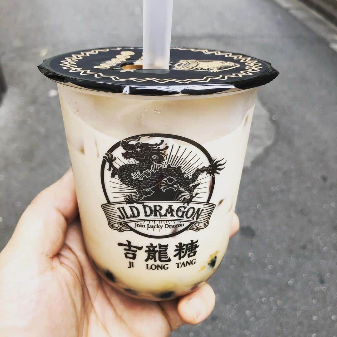佐藤尚之のインスタグラム：「恥ずかしながら、女子たちに混じって並びました。  #吉龍糖  #なかなか美味い」