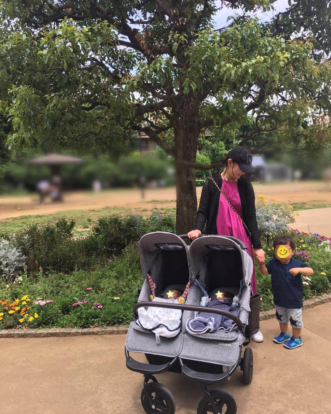 美夢ひまりさんのインスタグラム写真 - (美夢ひまりInstagram)「先日。みんな一緒に公園へ☀️ ・ ミルクを飲んで少し落ち着かせてからベビーカーで出たので、双子は揃ってちゃんと寝てくれて平和にお散歩できました😂👏 ・ 久しぶりに長男と公園に行けて、成長を感じられて嬉しかったです❤️❤️ ・ #お散歩#公園#双子ママ#双子育児#3児ママ#3人育児#家を出るのがまず大変💦#mamalife」6月5日 12時34分 - himari_miyume