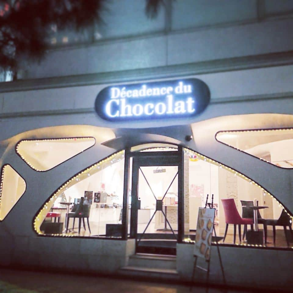 Decadence du Chocolatさんのインスタグラム写真 - (Decadence du ChocolatInstagram)「. おはようございます😃  #デカダンスドュショコラ  #銀座本店 は 11時〜21時まで、年中無休で営業しています！  きっとお仕事帰りにも寄れるので、#銀座 #京橋 エリアにお越しの際はお立ち寄りください😊  銀座本店でしか買えないギフトセットもあったり、ギフトの種類が豊富🎁  お好みのものをお詰めすることも出来るので、お気軽にお声かけくださいね😄  #decadenceduchocolat  #チョコレート #パティスリー #ショコラティエ #茗荷谷ファクトリー #京王百貨店新宿店」6月5日 12時38分 - decadence_du_chocolat