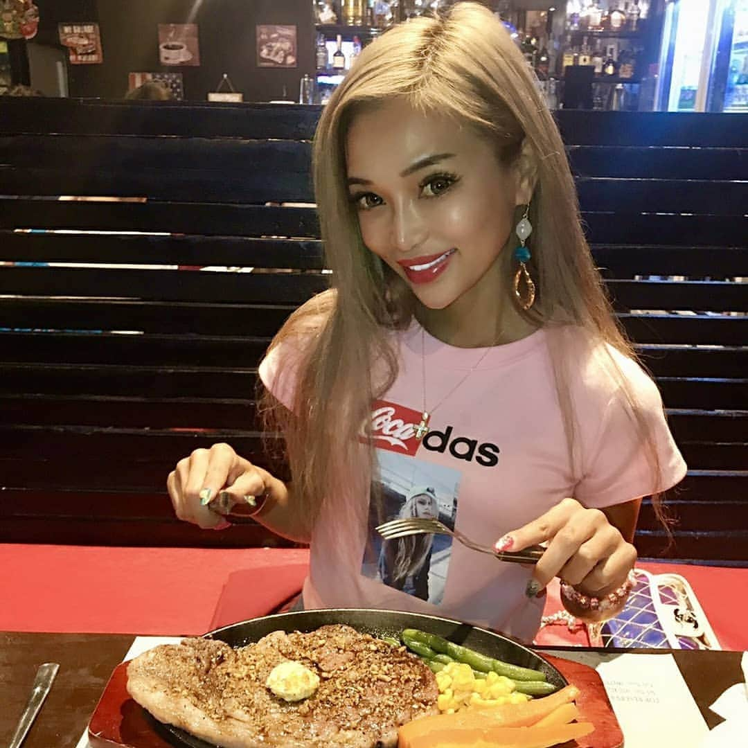 藤木そらさんのインスタグラム写真 - (藤木そらInstagram)「. .肉食女子🐖💕 .セブで美味しいステーキ食べたいならぜひこのお店をおすすめしまあす👌🏻💕 . . .牛ヒレの肉厚やばくないですか？😭めっちゃ美味しいょ( * ॑˘ ॑* ) ⁾⁾人気店みたいです💕セブ来たら必ず１回は行きたいお店だなぁ…🤔💭詳しい紹介はハイライトに入ってるので見てね❤❤ . . .ラフなコーデでdinnerいったんやけど、履いているスカパンは @egoist_official だょ✨スカパンだから、見える心配なし🤩🤩デニム大好きだからお気に入りだょ💕 . .こちらもストーリーに詳しく紹介なので、ストーリーみてください(*ᴗˬᴗ)⁾⁾⁾💯 . . . . . . . . .#肉食女子 #肉好きな人と繋がりたい  #ステーキ #肉厚 #人気店 #グルメ #飯テロ #セブ飯 #デニム #egoist #ファッション #スカパン #ミニスカ #スタイル #hangout #philippines #ステーキ専門店 #steak」6月5日 12時41分 - sorafujiki