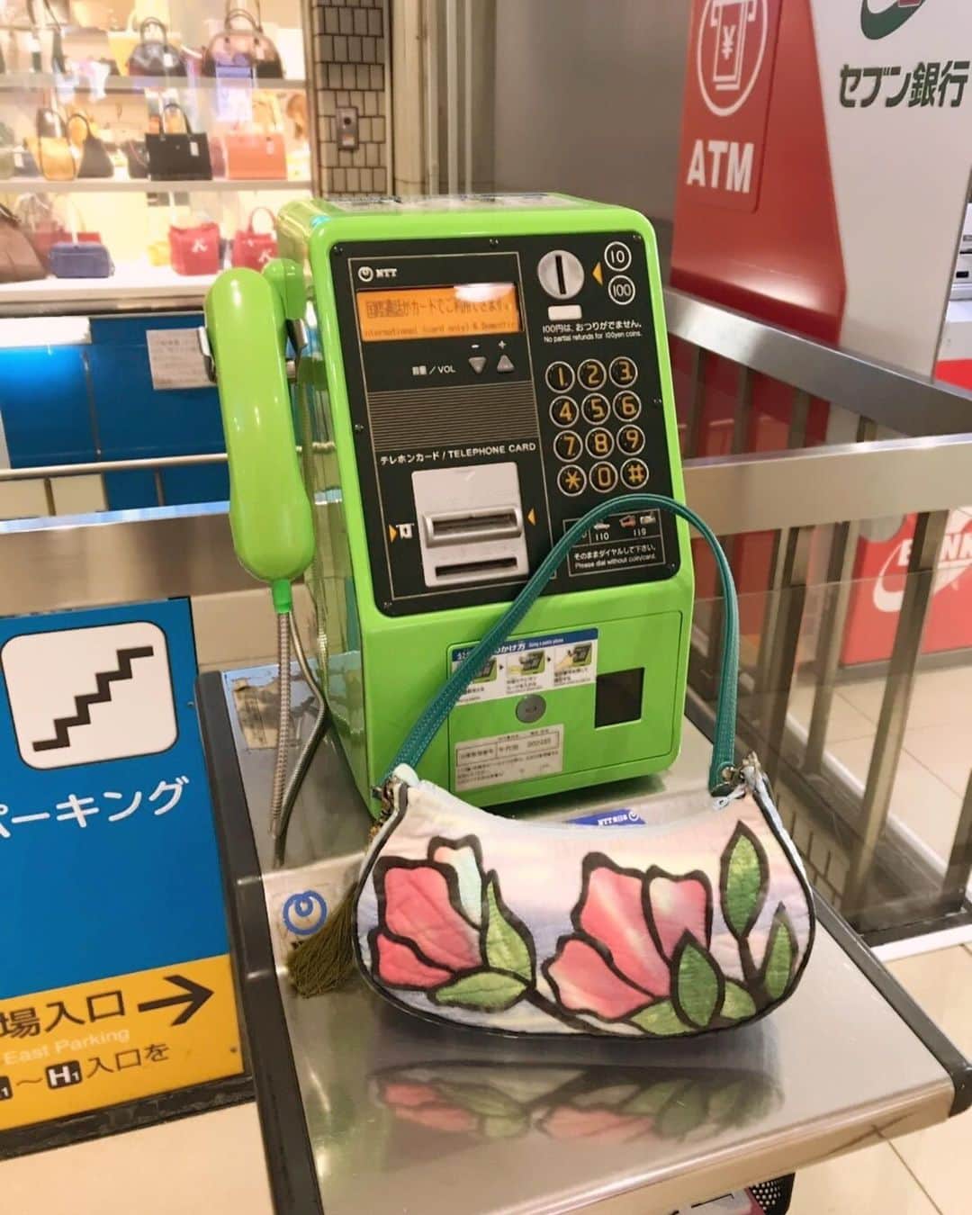 キャシー中島さんのインスタグラム写真 - (キャシー中島Instagram)「*﻿ 今日は神戸キルトサロンに行きます。﻿ ﻿ 東京駅に着いてパーキングから階段を上がったら、公衆電話があります。﻿ ﻿ いつもはスマートフォンだけど、﻿ 災害時には公衆電話がとっても役に立つのですよね！﻿ ﻿ …でも、誰の電話番号も覚えてないの😭﻿ ﻿ 昔はいっぱい覚えていたのに・・・﻿ せめて家の電話と、﻿ パパの携帯ぐらいは覚えようっと！﻿ ﻿ さぁ、﻿ マカナナの新しい服を着て行ってきまーーーす﻿ ﻿ #キャシー中島#kathynakajima﻿ #キャシーマム#kathymom ﻿ #マカナナキャシー#makananakathy﻿ #新幹線#東京駅﻿ #番号のメモを控えておくのも大事」6月5日 12時52分 - official_kathynakajima
