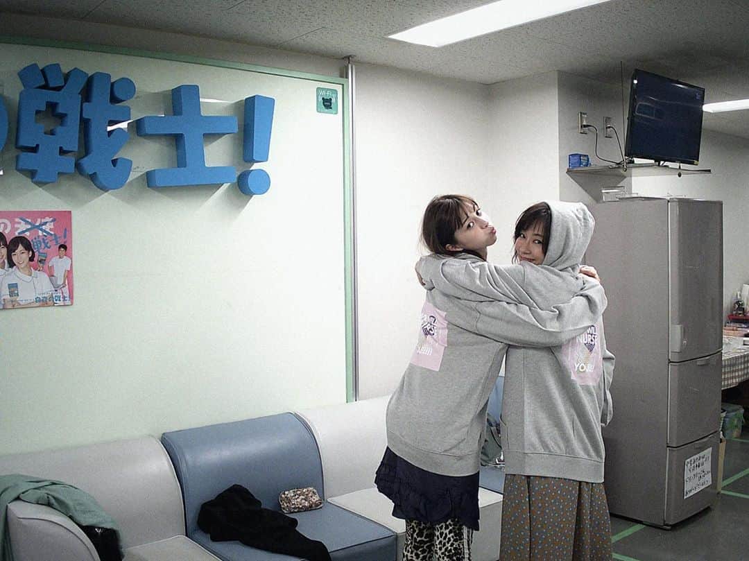 水川あさみのインスタグラム：「今夜は8話💉柳楽先生のお話です。医師と看護師ではまた違う目線で患者さんを想うんですね。是非、ご覧くださいな。  ドラマ側からスタッフ、キャストへパーカーのプレゼント。かわいいデザインで、あげ！笑 #白衣の戦士」