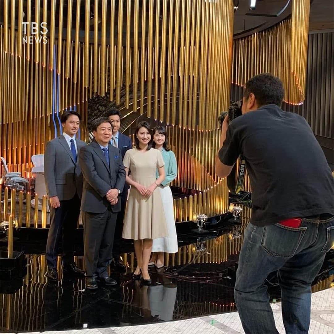 TBS NEWSさんのインスタグラム写真 - (TBS NEWSInstagram)「【news23】 昨日は、番組放送後に 出演者全員で集合写真を撮影しました！ . 今夜もよる11時からnews23 是非ご覧ください。 （news23スタッフ） . 👗小川キャスター…Double Standard Clothing . #news23 #小川彩佳 #星浩 #山本恵里伽 #村瀬健介 #石井大裕 #TBS #tbsnews #news #ニュース #テレビ #衣装 #今日のコーデ #ヘアスタイル #fashion #ootd #outfitoftheday」6月5日 12時46分 - tbsnews_insta