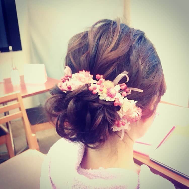 ウェディングプロデュース ラリアンスのインスタグラム：「ヘアメイクリハーサルにて、大人気の低めのシニヨンスタイル✨  wedding👰🌿 . . . .  #神楽坂ウェディング #レストランウェディング #KADODE芝大門店 #ウェディングヘア #下めシニヨン #ウェディング」
