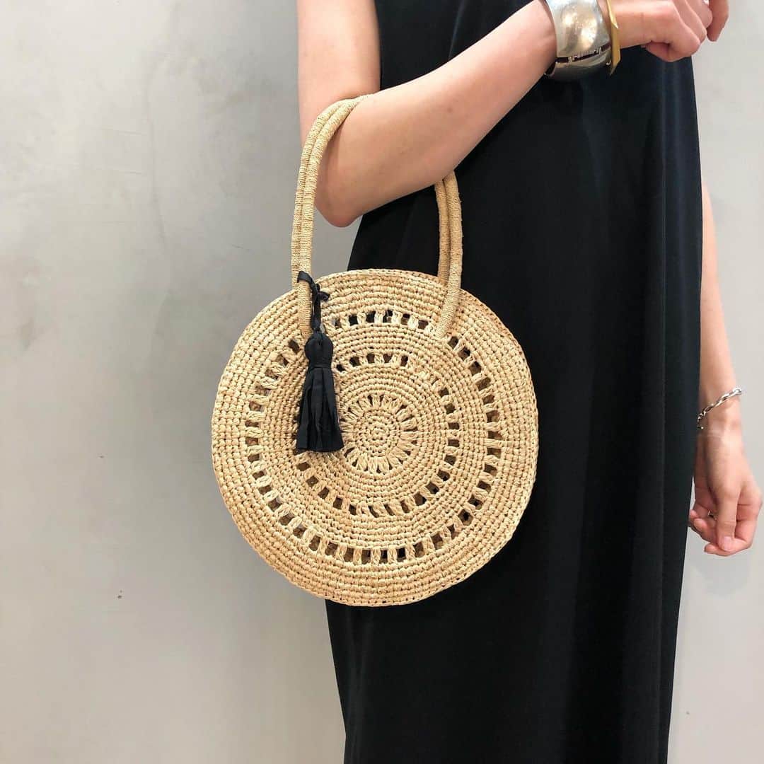のインスタグラム：「【PICK UP ITEM】 シンプルなコーディネートのアクセントに。 パリで1点1点手編みで作られ、風合いがそれぞれ異なります。大人の方でも持ちやすい上品な作りです👜 ・ 《MAISON NH PARIS》 CERCLE BAG/¥15,120〜 GOA MM COTTON/¥17,280 ZOE-RAFFIA/¥23,760 ・ お問い合わせはこちらから ⬇︎⬇︎⬇︎⬇︎ @ann_de_ark '' ・ #maisonnhparis #サークルバッグ #カゴバッグ #bag #バッグ  #aton #pellicosunny #fashion #ファッション #coordinate #style #styling #コーデ #コーディネート #レディース #ショップ #栃木 #宇都宮 #arknets #anndeark」
