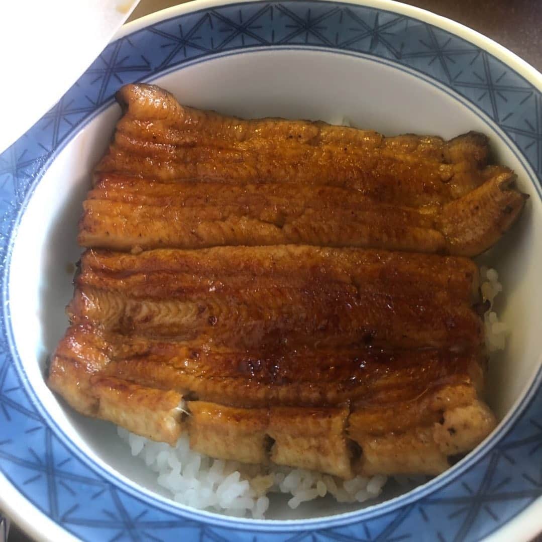 市川海老蔵 （11代目）さんのインスタグラム写真 - (市川海老蔵 （11代目）Instagram)「* ランチに悩み、 どうせ食べるなら一番美味いものに と思い 予約してブーン💨 とうちゃーく。 食べる蔵。  うなってます。 ここはいつも絶品にて 私的には鰻屋さんの中で最強です。 ごっちぁんです。 #市川海老蔵 #海老蔵 #成田屋 #歌舞伎  #ABKAI #ABMORI #ebizoichikawa #ebizo #kabuki #thunderparty  #classic」6月5日 12時51分 - ebizoichikawa.ebizoichikawa