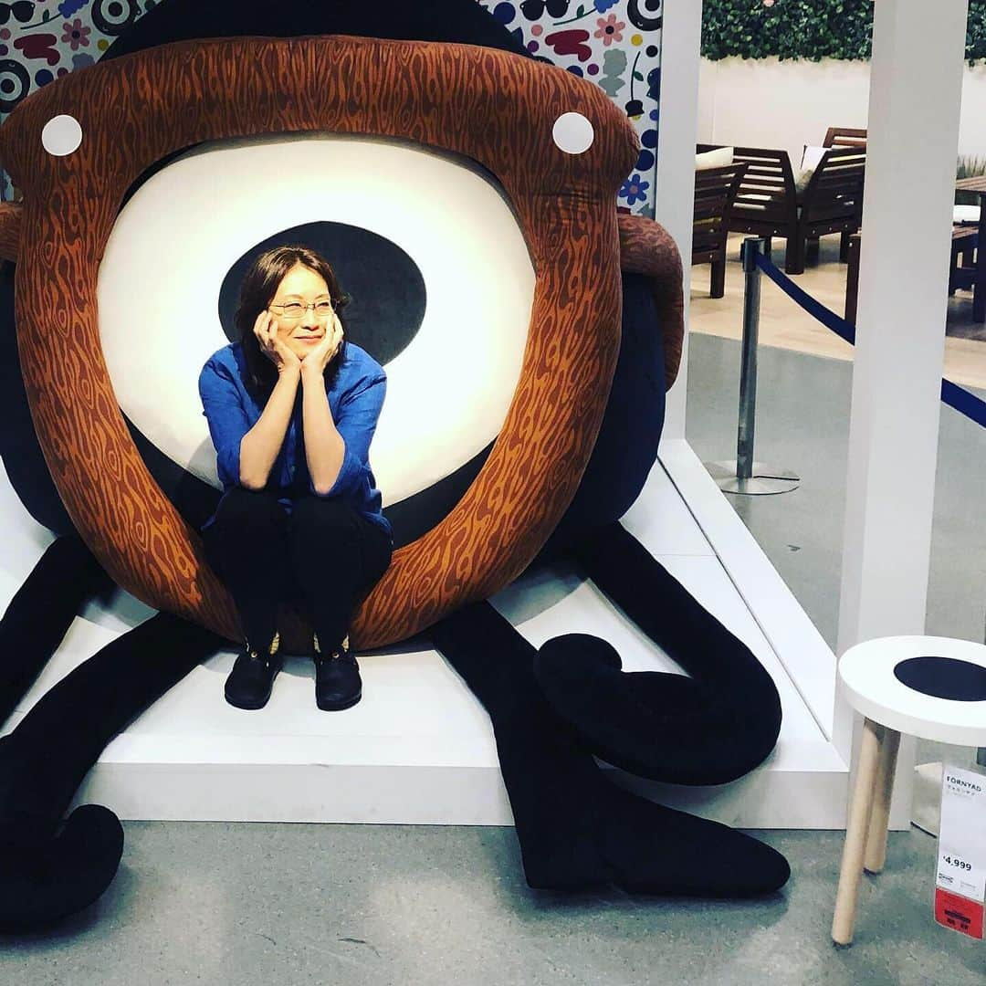 森井ユカさんのインスタグラム写真 - (森井ユカInstagram)「NY発のキャラクター『 Darcel Disappoints（ダーセル・ディサポインツ）』とIKEAがコラボした限定コレクション「FÖRNYAD/フォルンヤド」の発表記者会見へ、桑沢のゼミ生たちと行ってきました。ユニークな一つ目メガネキャラはデザイナーCraig Redman（クレイグ・レッドマン）さんの心のつぶやきを代弁しているそう。帰り際に学生たちと気さくに話してくれたクレイグさんに心から感謝！ カラフルでポップな新商品たちがイケアを席巻しています、急いでください〜 （一本だけ足の色が違うスツールがめたんこかわいい…） （19.5/30イケア新三郷） ﻿#イケア﻿ #IKEA #IKEADarcel﻿ #Darcel #FORNYAD﻿ #Disappoints #ダーセルディサポインツ #IKEAjapan #イケア新三郷 #desk #desksetup」6月5日 13時01分 - yukamorii