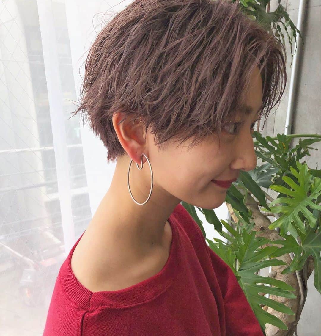 カワシリアツシのインスタグラム：「メンズライクなちょい攻めショート☺︎ ・ ・ ・ ・ブリーチの回数がわからない。 ・値段が気になる。 ・ダメージが心配。など なんでもご気軽にご相談ください😊 ・ ご予約やご相談はURLもしくはDM・LINEにて待ちしております🙆‍♂️ ・ ・ ・ ご予約はトップページURLをクリック😊 もしくはDMください✉️ ・ ネットで×になってても お取りできるお時間もございますので、 ご気軽にご相談ください🙆‍♂️ ・  #アディクシー #イルミナカラー  #外国人風カラー #ミニボブ #切りっぱなしボブ #ハイライト #外ハネ #グラデーション #外国人風 #ポートレート #美容室 #美容院 #美容学生 #撮影 #東京 #渋谷  #ショートヘア #グレージュ  #ブルージュ #ブリーチ #portrait #フィルムカメラ #hairstyle #ショートカット #haircolor #ハイトーン #데일리룩 #时尚 #แฟชั่น#デジキュア」