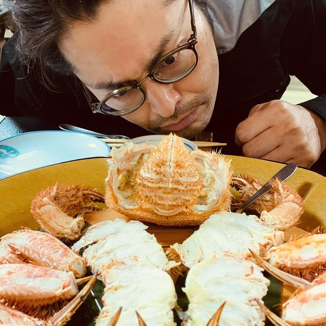 安田顕のインスタグラム：「カニ〜！！ ありがたやありがたや。 プチ殿様気分^_^ #睨み飯」