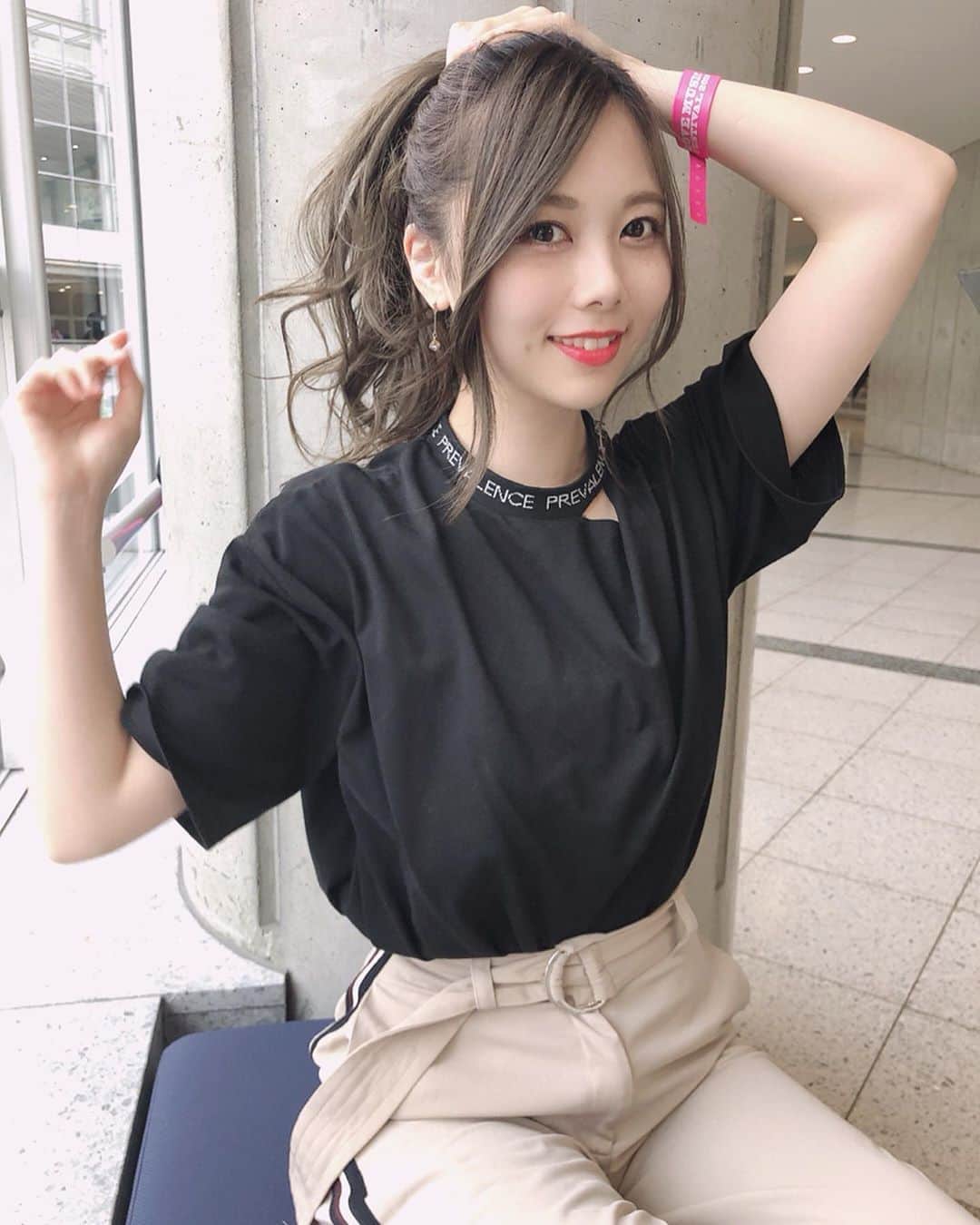 西村季里子のインスタグラム：「・ アップヘア意外に好評だから 夏は挑戦しようかな👱🏻‍♀️💙 C channelさんで動画を更新していく予定だけど、 なにをあげようか迷う🐣☁️☁️ 普段メイクは10分、 髪巻くのも5分、 説明するほどのものがない・・・🤦🏻‍♀️ まだまだ研究が必要だ😫がんばる🤝 #ポニーテール#アップヘア#ヘアアレンジ #hair#hairarrange #hairstyle #upstyle  #cchannel #クリッパー#メイク #巻き髪 #ライブヘア#ライブコーデ #follow #followme」