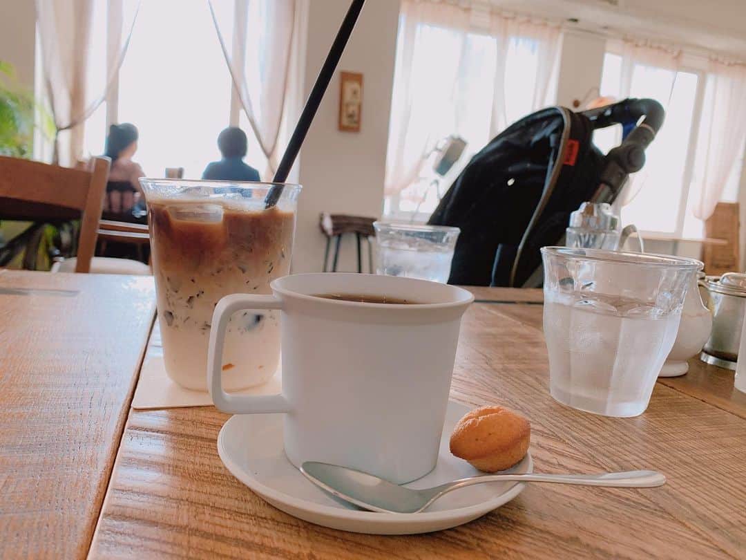 Miho Tanakaさんのインスタグラム写真 - (Miho TanakaInstagram)「#cafematin﻿ ﻿ だだっ広い無機質なスペースに、﻿ アンティークなテーブルと椅子が無造作に置いてるカフェ。﻿ ﻿ 解放感があっていいかんじ😌﻿ ﻿ ﻿ ※車🚗で行く時は、 先にレジで無料券をもらえます💡 後から行くと無料券ではなく自宅用ドリップコーヒープレゼント🎁に。 . 私たち、知らなくてドリップコーヒー貰ってきたよ😂 #駐車場代400円也 ﻿ _____________﻿  #👨はこういうだだっ広いスペースを自宅兼事務所にしたいらしい #電気代いくらかかんねん #と思う現実的な嫁 . #北摂カフェ #北摂カフェ巡り  #箕面カフェ #箕面船場  #カフェマタン #ノイカフェ #カフェスタグラム  #カフェ好き #コーヒーゼリーラテ #たまにのカフェイン」6月5日 13時05分 - mie__blogger
