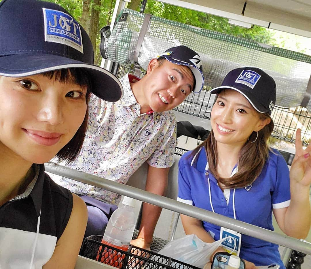 保坂玲奈さんのインスタグラム写真 - (保坂玲奈Instagram)「⛳ . 日本ゴルフツアー選手権 森ビルカップ Shishido Hills練習ラウンドを 見学させてもらいました🌺 . いずみさんと一緒に 谷原秀人選手と小斉平優和選手の組、 片岡大育選手、木下稜介選手、河野祐輝選手、大堀裕次郎選手の組を 見学させていただきました😌 . きっと大会前でピリピリしているかも 知れないから邪魔をしないよう 細心の注意を払っていこうと 後ろでコソコソしてたら もっと近くでグイグイおいでーと 言ってくださり間近で練習を見られた🥺♡ . 楽しそうなシーンもあり 和やかな雰囲気でした😌 . 何度もスイングをチェックしたり グリーンを何度も確認してメモをとっていたり 念入りなチェックをされていました😌 . いずみさん命名17番"アーメンホール"も 私がまわった時は池に入れてしまったり、 池を避けて刻んでグリーンまで行ったのに なんなく池を超えてのせちゃうから プロって本当に凄すぎる🥺 . ショットの音もキレも普段見ているものの 何倍もかっこよくて忘れられない...♡ . 明日から始まるトーナメントでも この素晴らしいショットが緊張感の中 見られると思うとすごく楽しみ✨ . 練習見学に同行させていただいた プロの選手達を特に応援したいです🥺⛳ . . ちなみにトーナメント日、 私は土曜日(まだ未確定)、 日曜日必ずいます♪ 私含めSNSアンバサダー達に 気軽に話しかけてください😇 . . . @japangolftour #日本ゴルフツアー選手権SNSアンバサダー #日本ゴルフツアー選手権 #森ビルカップ #宍戸ヒルズカントリークラブ #宍戸ヒルズCC #日本ゴルフツアー選手権森ビルカップShishidoHills #jgto #谷原秀人 #小斉平優和 #片岡大育 #木下稜介 #河野祐輝 #大堀裕次郎」6月5日 13時06分 - __renao_0707