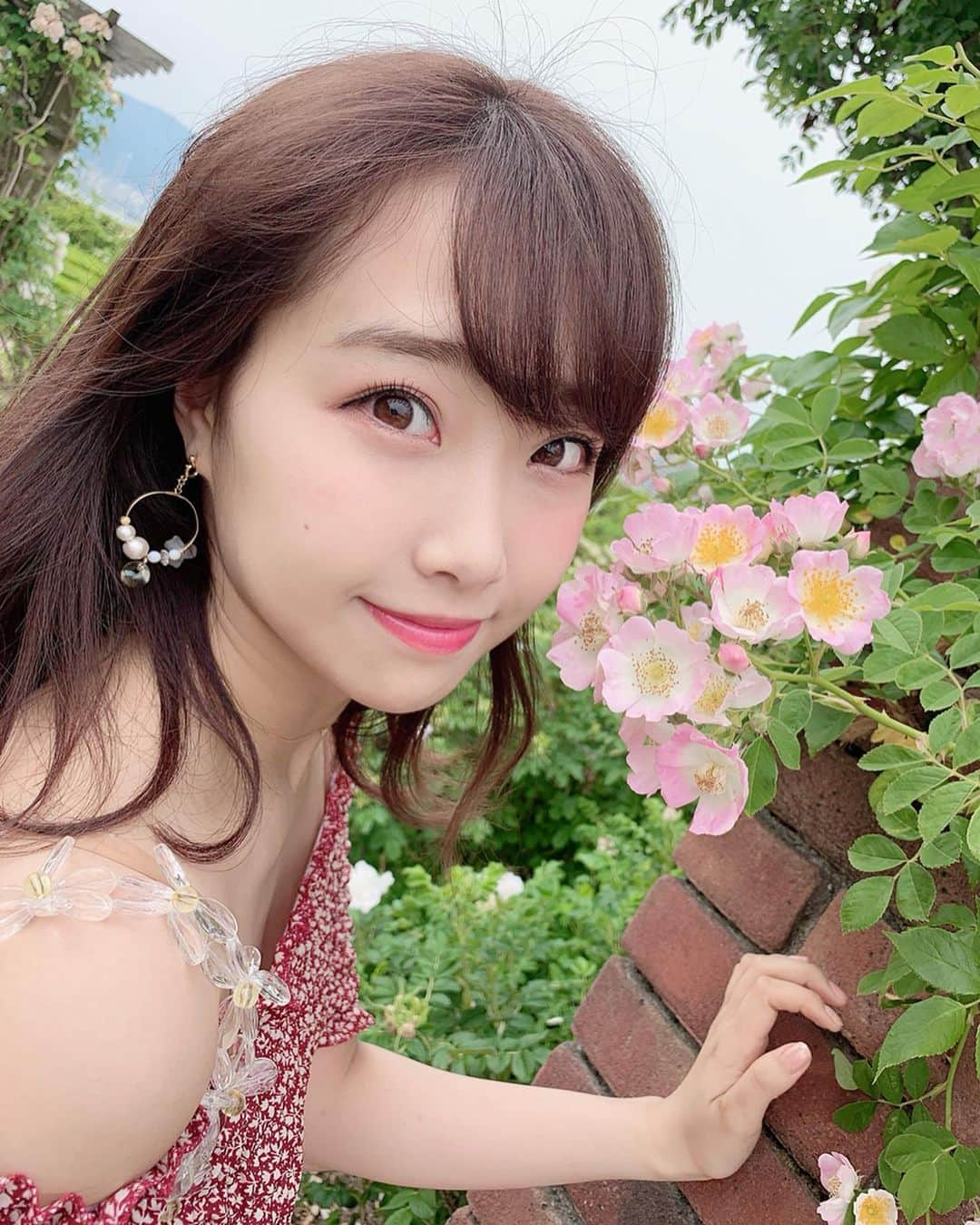 加藤夕夏さんのインスタグラム写真 - (加藤夕夏Instagram)「﻿ ﻿ ビーズのカバン﻿ 可愛い、、、🌼﻿ ﻿ ﻿ お母さんカメラ﻿ ドアップなりがち、、、😂笑﻿ ﻿ ﻿ #滋賀﻿ #柳が崎湖畔公園﻿ #イングリッシュガーデン﻿ #Flower﻿ #花﻿ #ビーズバッグ  #casselini﻿」6月5日 13時06分 - uuka_nmb