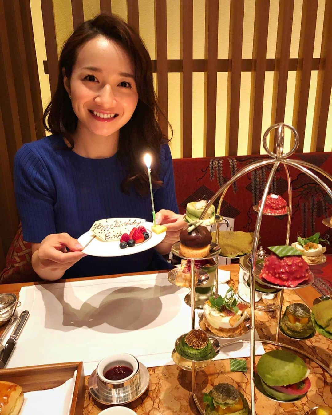 松原江里佳さんのインスタグラム写真 - (松原江里佳Instagram)「🌿 大学からの大切な友達にお誕生日🎂お祝いしてもらった😊💕 ステキなプレゼント🎁ありがとう♡ 🌿 ザ・ペニンシュラ東京 抹茶アフタヌーンティー 幸せでした💕 🌿 #でこ ロウソク並みに光る #お誕生日  #プレゼント  #chanel  #コスメ #メイク #美容  #thepeninsula #thepeninsulatokyo #アフタヌーンティー #ホテル #スイーツ #ザペニンシュラ東京 #日比谷 #スターダスト #フリーアナウンサー」6月5日 13時08分 - erika_matsubara