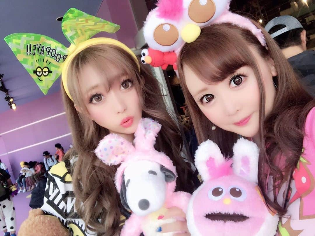 優姫ゆいなさんのインスタグラム写真 - (優姫ゆいなInstagram)「イースターのスヌーピー買えて良かった💗💗 子供の頃から大好き(✿˘艸˘✿) めいちゃんはイースターモッピー✨✨✨✨✨✨ 2人してぬいぐるみ2個ずつもって歩く😂💋 ☆ ☆ #ヴェルージュ#verouge#東京#新宿#歌舞伎町#名古屋#栄#錦#岐阜県#岐阜市#柳ヶ瀬#多治見市#キャバクラ#キャバ嬢#love#お酒#ゆいな#優姫ゆいな#コスプレ#ユニバーサルスタジオジャパン#usj#スヌーピー#モッピー#ミニオン#イースター」6月5日 13時13分 - yuina_az