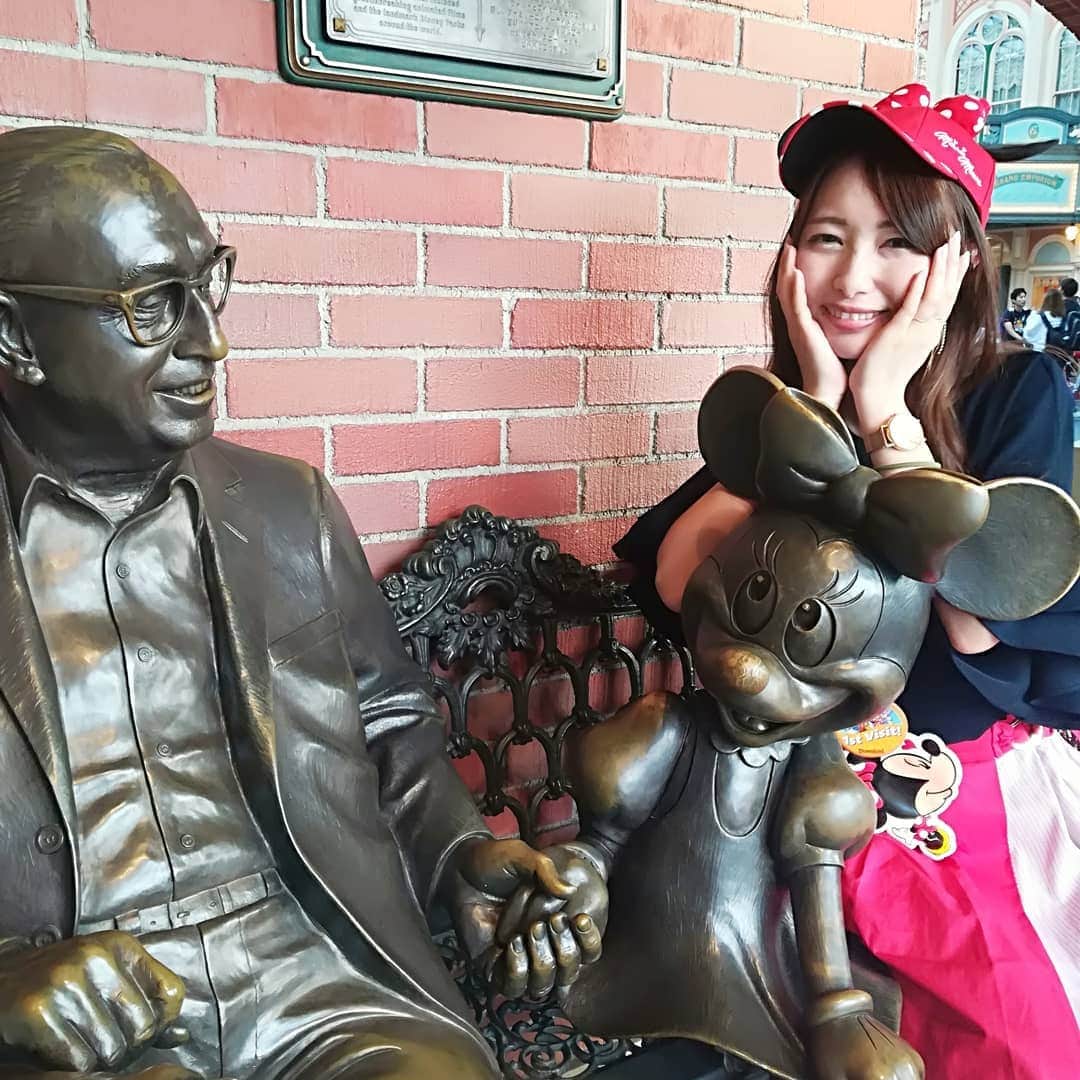 のインスタグラム：「* ナチュラルにこのポーズしちゃう😂(笑) アラサーぶりっこちゃんです(笑) でも女の子に生まれたなら、みんなに可愛く思われたいってのは普通のことだと思うんだけどな👯👯 てゆうか、男の子だって一緒だよねー！ * 人に好かれたいって思いは誰でも一緒💟 かっこつけるし、かわいこぶるし、愛されたくて生きてるよー！みんな違うの🤔？？ * * #ディズニー #ディズニーランド  #東京ディズニーランド  #disney #disneyland #disneyphotography #TDL #tokyo  #ミニー #ミニーちゃん  #daytoday #dayphoto  #アラサー #30代 #想  #ディズニー好き」
