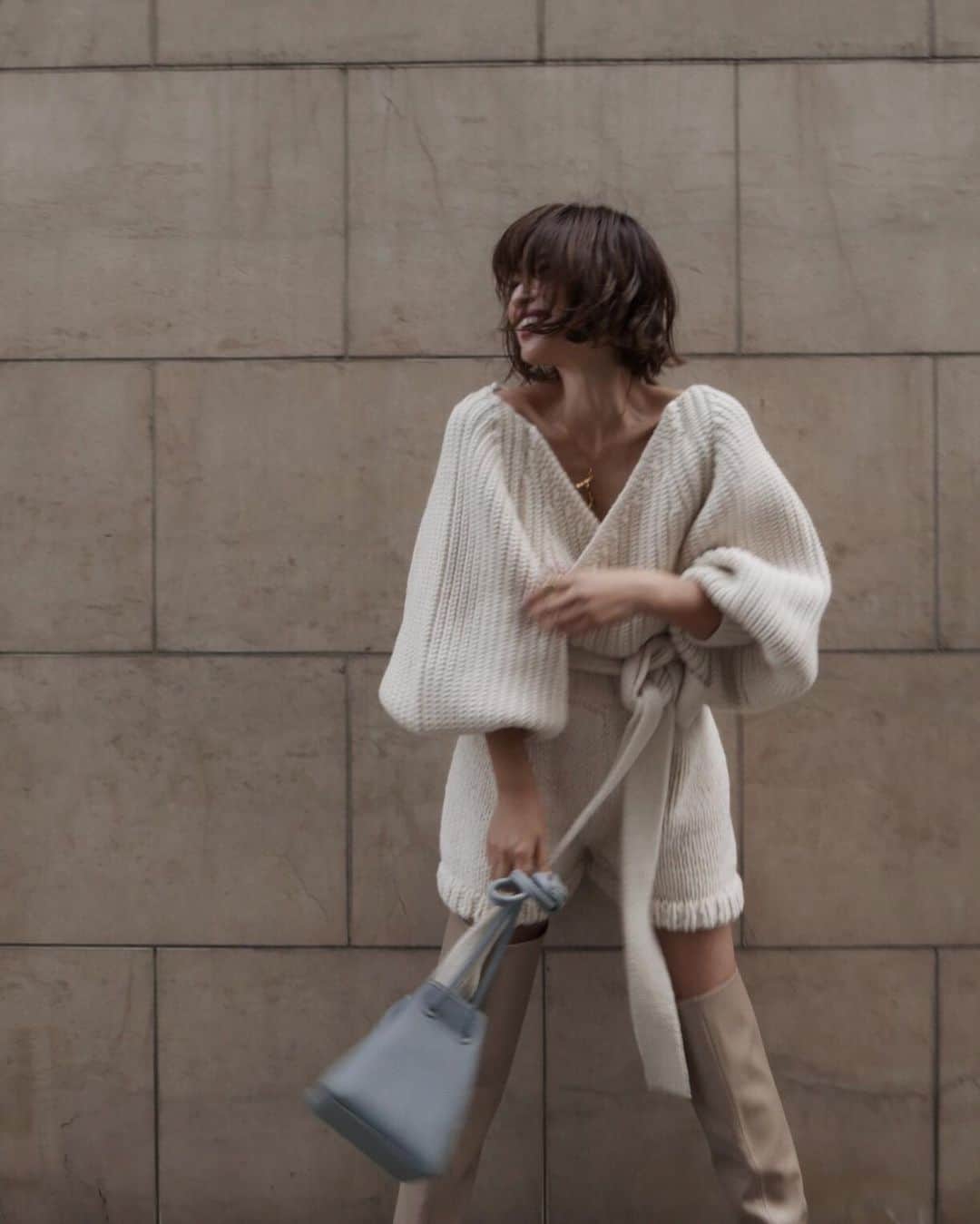 JUNNAのインスタグラム：「@etretokyo '19 AUTUMN WINTER EX THE TAILORED NEUTRAL ・ ・ 今回のお気に入りニットトップ5入りのボレロ☺️☺️☺️ 袖のたぷたぷ感...たまらん🤭 ・ ・ 《関係者プレス展示会》 6月5日〜6月7日 ・ 《先行受注会》 先行受注会では実際にご試着が可能です。 ONLINE STORE / 6月10日12:00〜16日 東京/ LUMINE 新宿店 6月11日〜16日  大阪/ LUCUA 店  6月21日〜23日 ※6月21日（金）LUCUA店では、プレオーダーパーティーを開催。皆様がお楽しみ頂けるドリンクなどをご用意させて頂きます。 ・ ・ ・ 【CREDIT】 #カシュクールハンドニットボレロ / AW ¥27,000+tax #ハンドニットショートパンツ/ AW ¥27,000+tax #エトレニーハイブーツ / AW ¥29,000+tax ・ ・ #2019ETREaw #エトレコート #エトレニット#受注会 #156cm #VASIC#junna👠 #etretokyo #2019ETREaw」