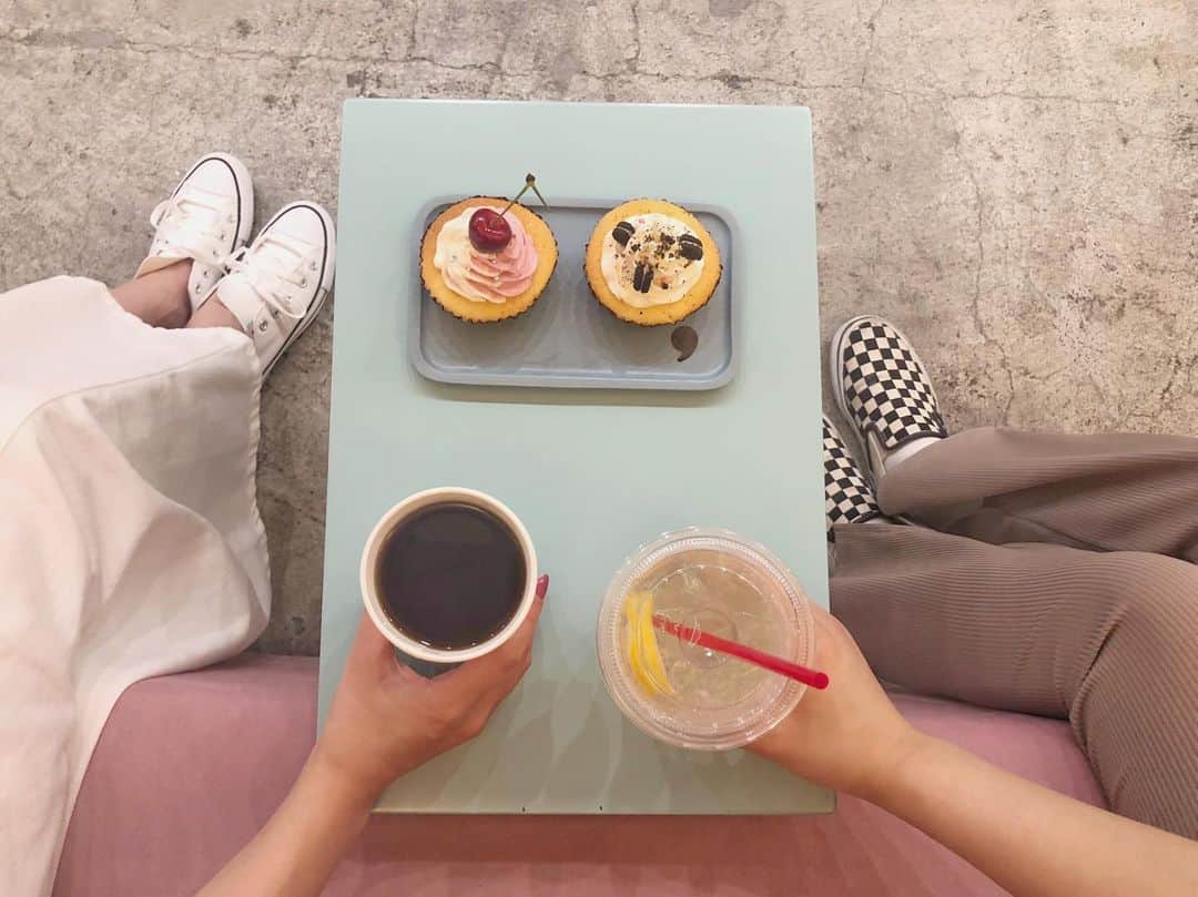 名取稚菜さんのインスタグラム写真 - (名取稚菜Instagram)「行きたかった ON THE WAYさん！ 私はアメリカンチェリーの カップケーキにしたよ🥰 ドリップコーヒーはお豆が選べて Guatemalaにしました☕️ 美味しかった〜🥺 . . . #ontheway #cupcake  #coffee #shimokitazawa  #下北沢 #下北沢カフェ #オンザウェイ #名取さんのcafe日記」6月5日 13時15分 - wakana_1995