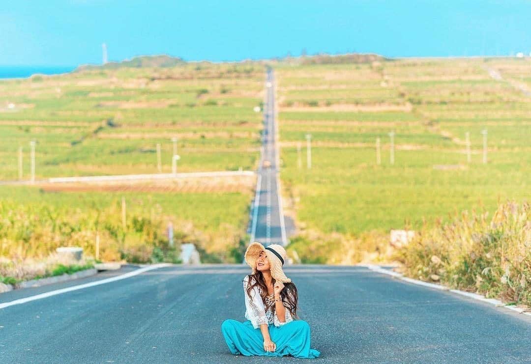 のインスタグラム：「こんにちは😊 本日の「#タビジョ」はこちら💕 ＊＊＊＊＊＊ 📸@manarin37さん 🚩鹿児島県・喜界島（シュガーロード」 🎙ご本人コメント 🌾🌞🌼﻿ ﻿ 📍喜界島のシュガーロード﻿ ﻿ 人も車の通りも少ない静かな島🏝﻿ 大きなサトウキビ畑が左右に広がる﻿ 一直線のシュガーロード🌾✨﻿ ﻿ 早起きして見た朝陽🌅に感動した🥺﻿ 11月で、まだ早朝は寒かったけど﻿ 朝の澄んだ空気も気持ちよくて✨﻿ 昇ってきた太陽のあったかい光を浴びて﻿ 朝が始まるあの感じ！😻🌅﻿ 生きてる！って感じがしたなぁ〜❤︎﻿ ﻿ 沖縄と似てるけど、少し違った文化や﻿ 新しい景色に出会えた鹿児島の離島✨﻿ 次はどの島に行こうかな💞﻿ ﻿ やっぱり島巡りが好きです🥰🏝﻿ みんなは今年、どこかの島に﻿ 行く予定はありますか〜？\( ˆoˆ )/﻿ ﻿ 📷by @chinatakashi﻿ ＊＊＊＊＊＊ 島巡りって、いいですよね😆鹿児島の離島、注目ですね✨いつも、素敵なお写真ありがとうございます😊 ＊＊＊＊＊＊ #タビジョ #タビジョと繋がりたい #tabijyomap_kagoshima」