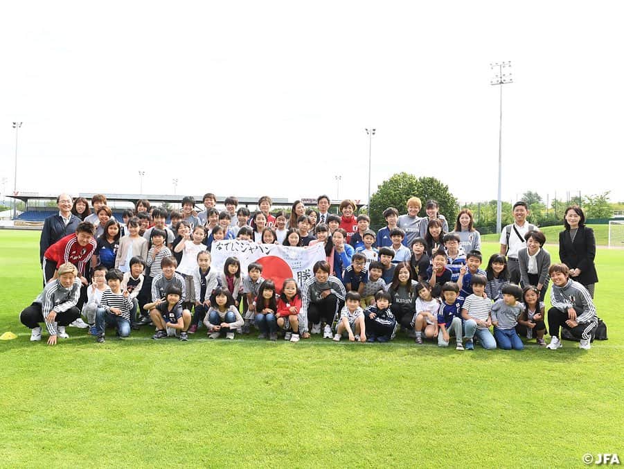 日本サッカー協会さんのインスタグラム写真 - (日本サッカー協会Instagram)「パリ日本人学校の皆さんと🇫🇷🇯🇵 ・ 6/4(火)、#なでしこジャパン はパリ日本人学校の皆さん約200名と交流会を行いました🤝😊生徒の皆さんからは、応援メッセージや大きなエールをいただき、なでしこジャパンからはサイン入りのユニフォームとサインカードをプレゼントしました！ ・ ✍️JFA.jpでは、活動レポートを掲載中！ ・ ＜FIFA女子ワールドカップフランス2019＞ なでしこジャパン🇯🇵試合日程  6/10 25:00 vsアルゼンチン🇦🇷 6/14 22:00 vsスコットランド🏴󠁧󠁢󠁳󠁣󠁴󠁿 6/20 04:00 vsイングランド🏴󠁧󠁢󠁥󠁮󠁧󠁿 📺フジテレビ系列、NHK BS、J SPORTSで生中継！ ・ #nadeshiko #世界のなでしこ #なでしこジャパン#FIFAWWC」6月5日 13時29分 - japanfootballassociation