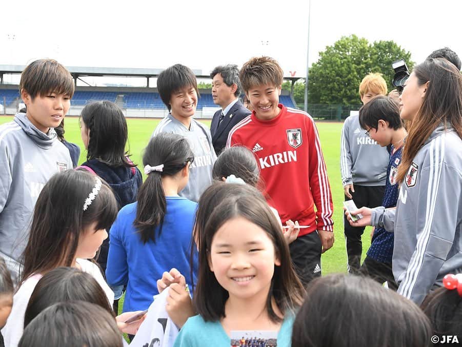 日本サッカー協会さんのインスタグラム写真 - (日本サッカー協会Instagram)「パリ日本人学校の皆さんと🇫🇷🇯🇵 ・ 6/4(火)、#なでしこジャパン はパリ日本人学校の皆さん約200名と交流会を行いました🤝😊生徒の皆さんからは、応援メッセージや大きなエールをいただき、なでしこジャパンからはサイン入りのユニフォームとサインカードをプレゼントしました！ ・ ✍️JFA.jpでは、活動レポートを掲載中！ ・ ＜FIFA女子ワールドカップフランス2019＞ なでしこジャパン🇯🇵試合日程  6/10 25:00 vsアルゼンチン🇦🇷 6/14 22:00 vsスコットランド🏴󠁧󠁢󠁳󠁣󠁴󠁿 6/20 04:00 vsイングランド🏴󠁧󠁢󠁥󠁮󠁧󠁿 📺フジテレビ系列、NHK BS、J SPORTSで生中継！ ・ #nadeshiko #世界のなでしこ #なでしこジャパン#FIFAWWC」6月5日 13時29分 - japanfootballassociation